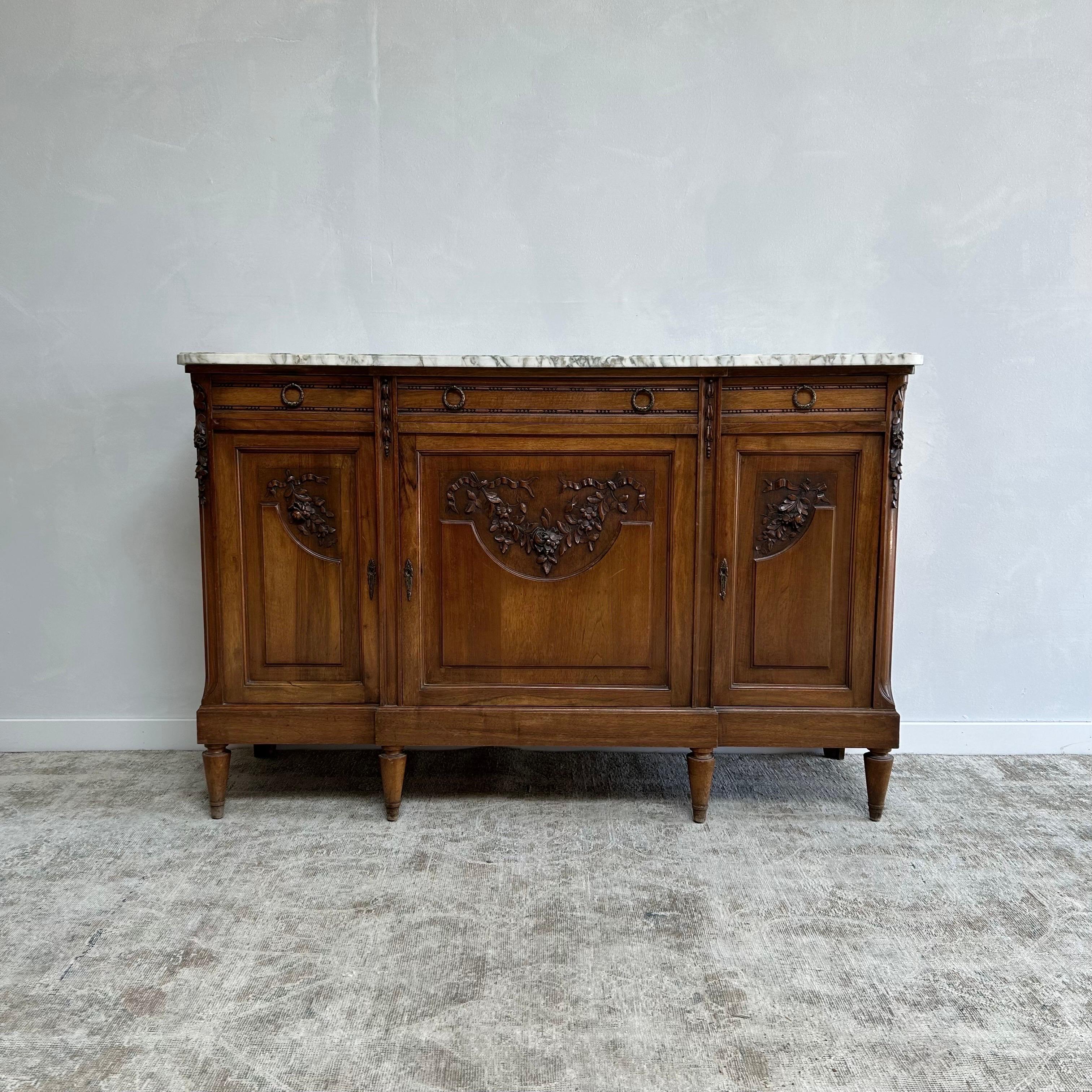 19th Century French Carved Walnut Roses Buffet with Marble Top In Good Condition In Old Town Orange, CA