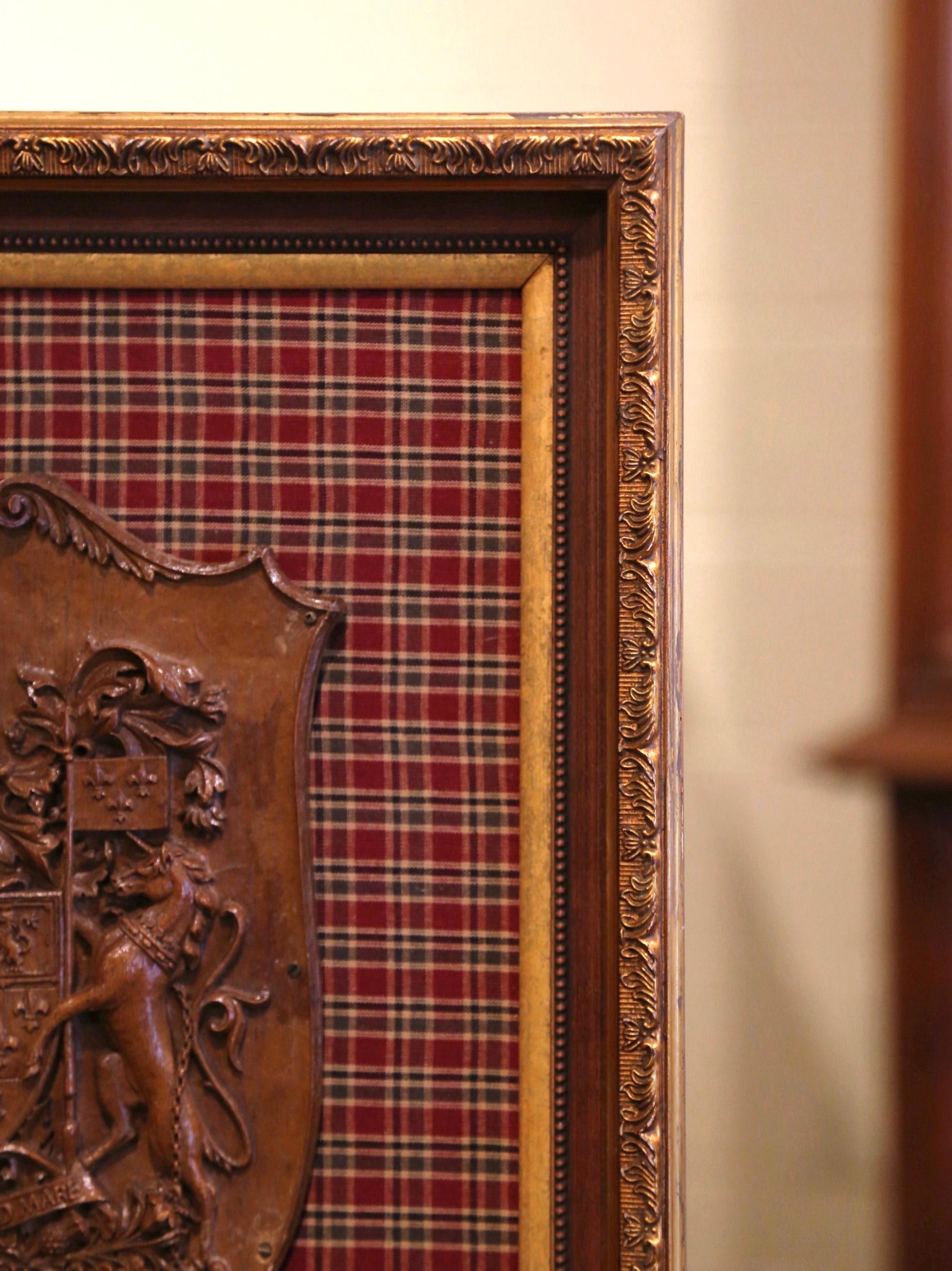 19th Century French Carved Walnut Royal Coat of Arms of Canada in Gilt Frame In Excellent Condition For Sale In Dallas, TX