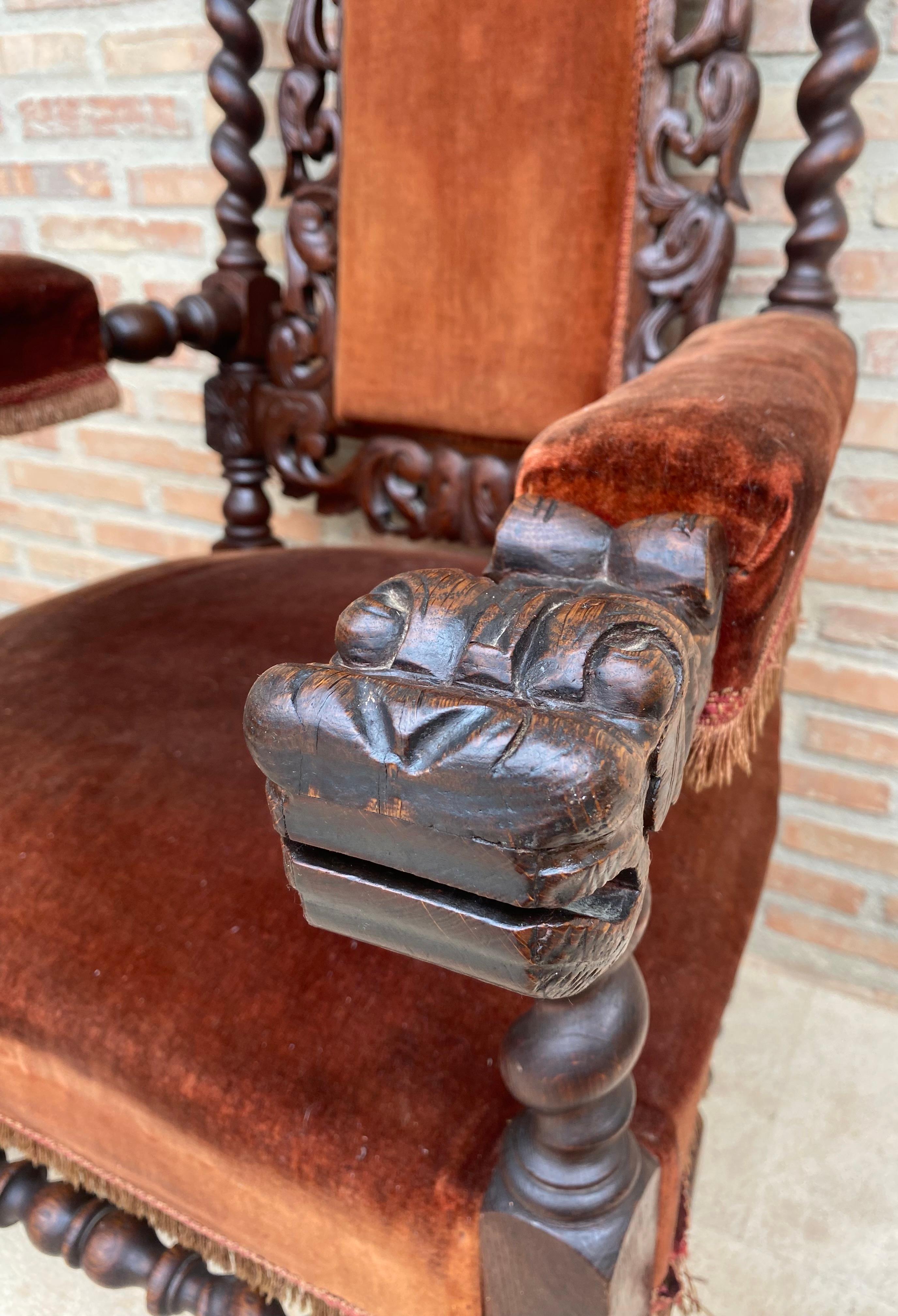 Siamo lieti di offrire in vendita questa incredibile poltrona aperta di design francese, con sponde traforate e intagliate con animali mitologici e supporti torniti a spirale, schienale ovale, seduta e braccioli rivestiti in velluto rosso consumato