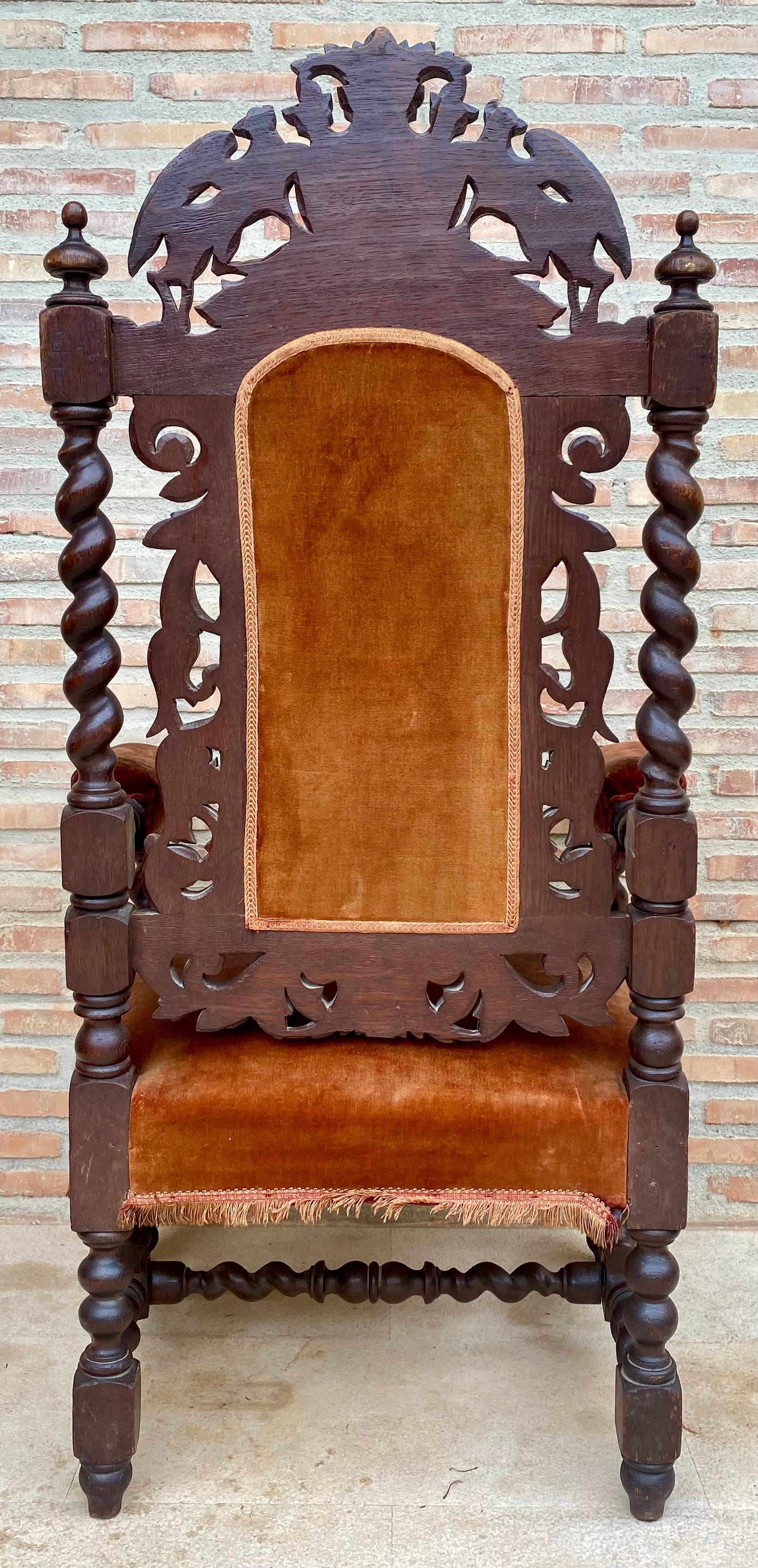 Sedia da trono in noce intagliato francese del XIX secolo, 1890 In condizioni buone in vendita a Miami, FL