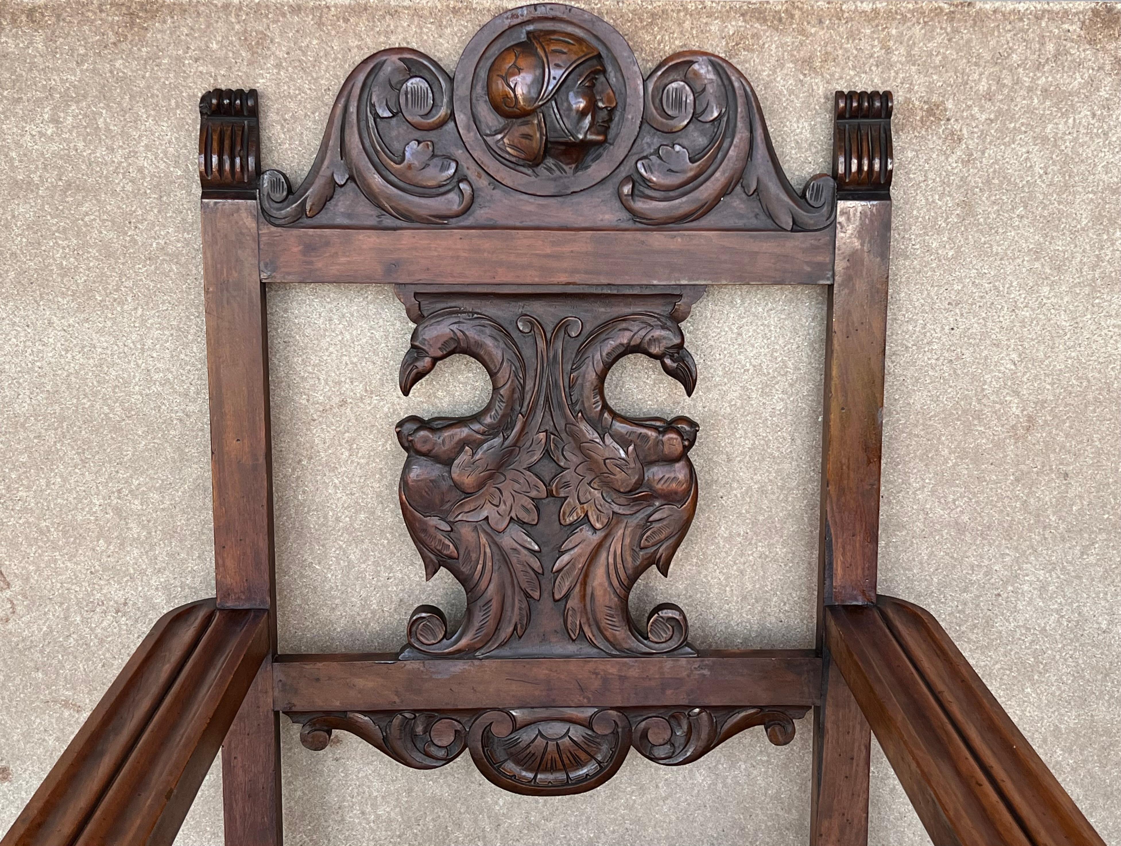 Francese Poltrona francese del XIX secolo in legno di noce intagliato e tornito con piedi ad artiglio in vendita