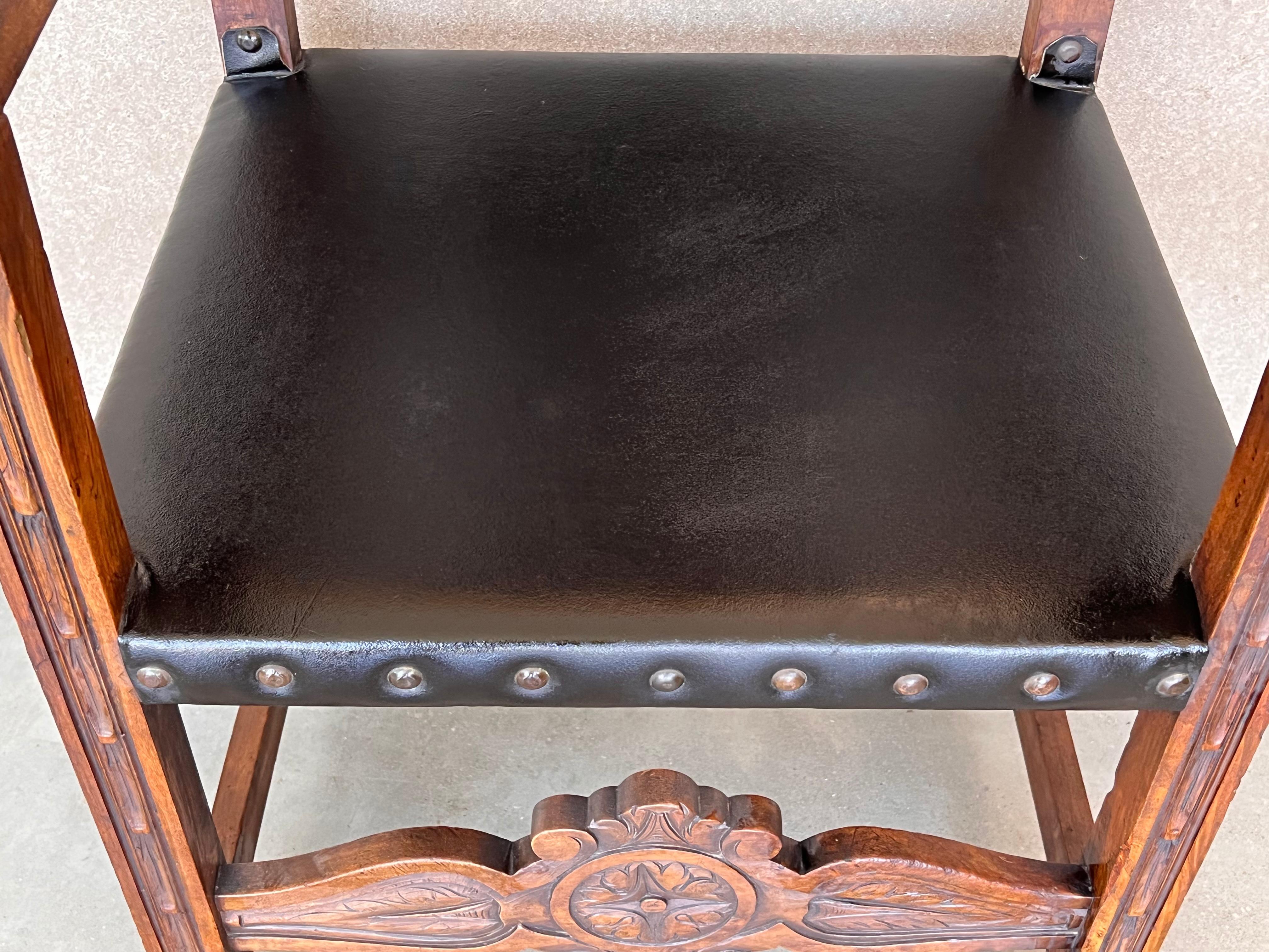 19th Century French Carved Walnut Turned Wood Armchair with Claw Feet For Sale 1