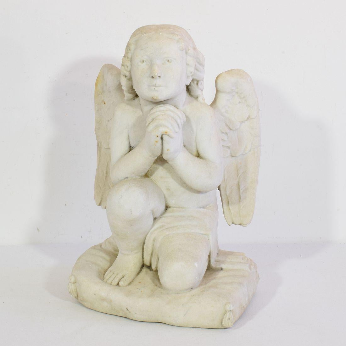 Bel ange en marbre sculpté à la main. Fabriqué d'une seule pièce, France, vers 1850. Vieillissement et petites pertes. D'autres photos sont disponibles sur demande.