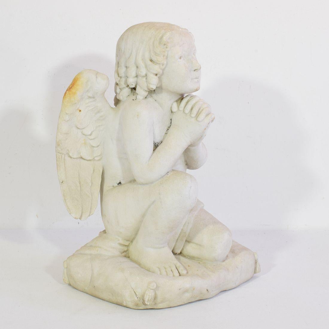 Angel français du 19ème siècle en marbre blanc sculpté Bon état - En vente à Buisson, FR