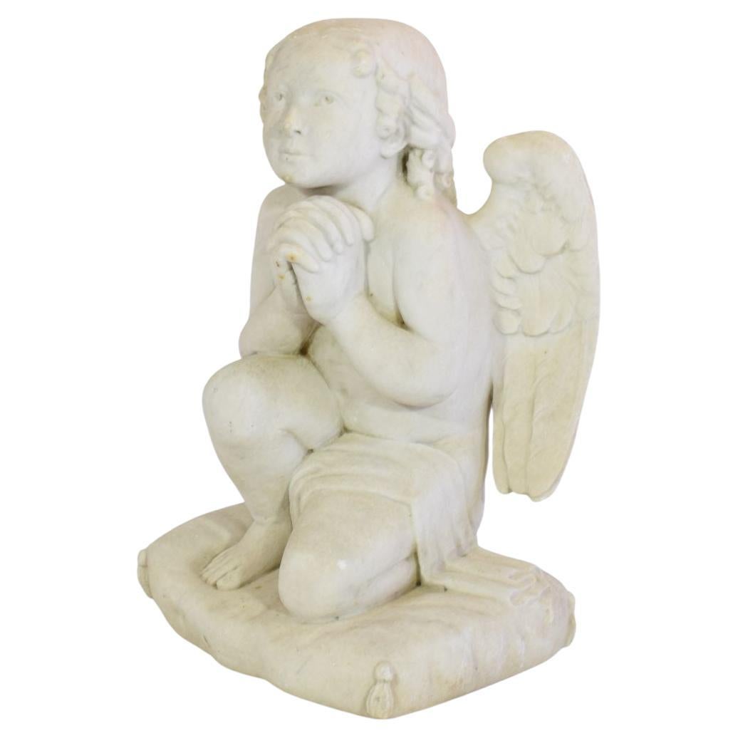Angelo in marmo bianco intagliato francese del XIX secolo