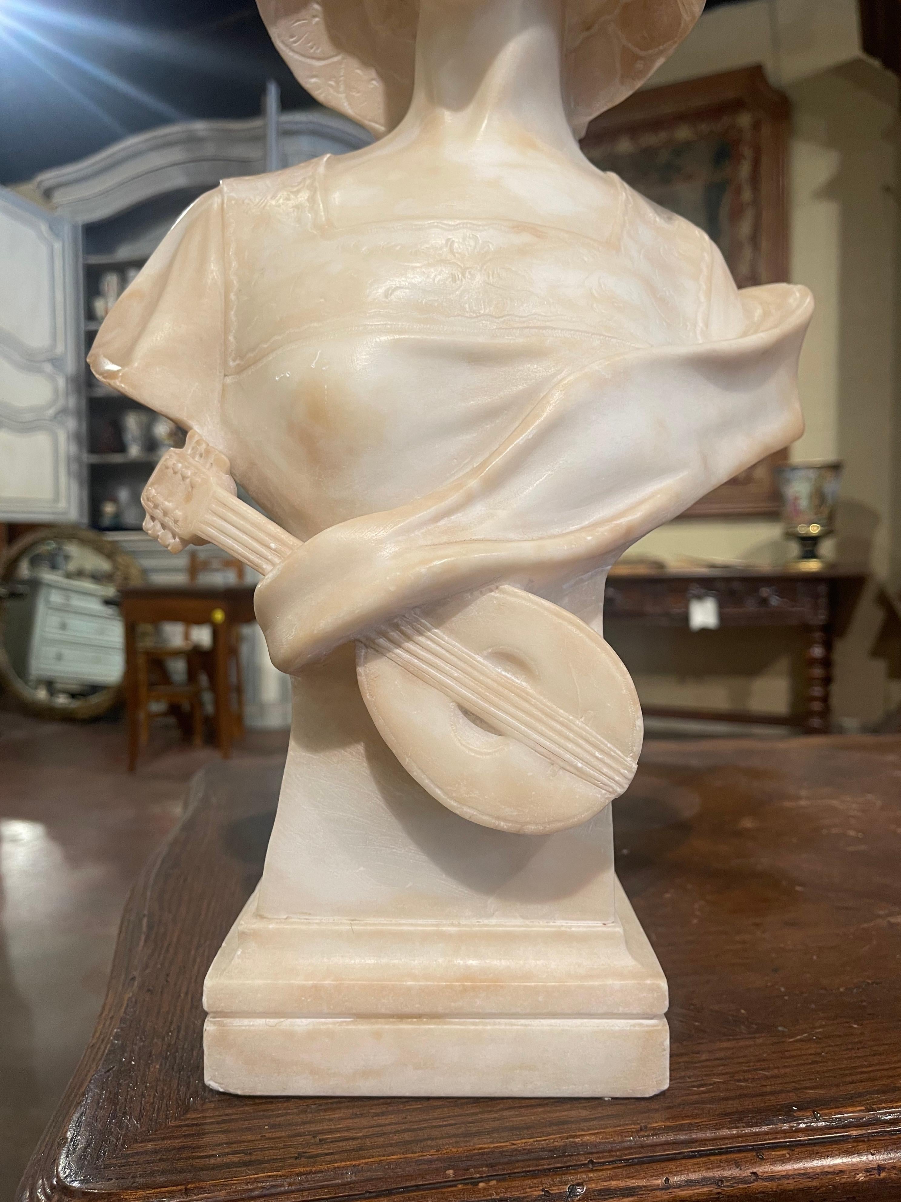 Französische geschnitzte Büste einer jungen Schönheit aus weißem Marmor des 19. Jahrhunderts mit Lute im Zustand „Hervorragend“ im Angebot in Dallas, TX