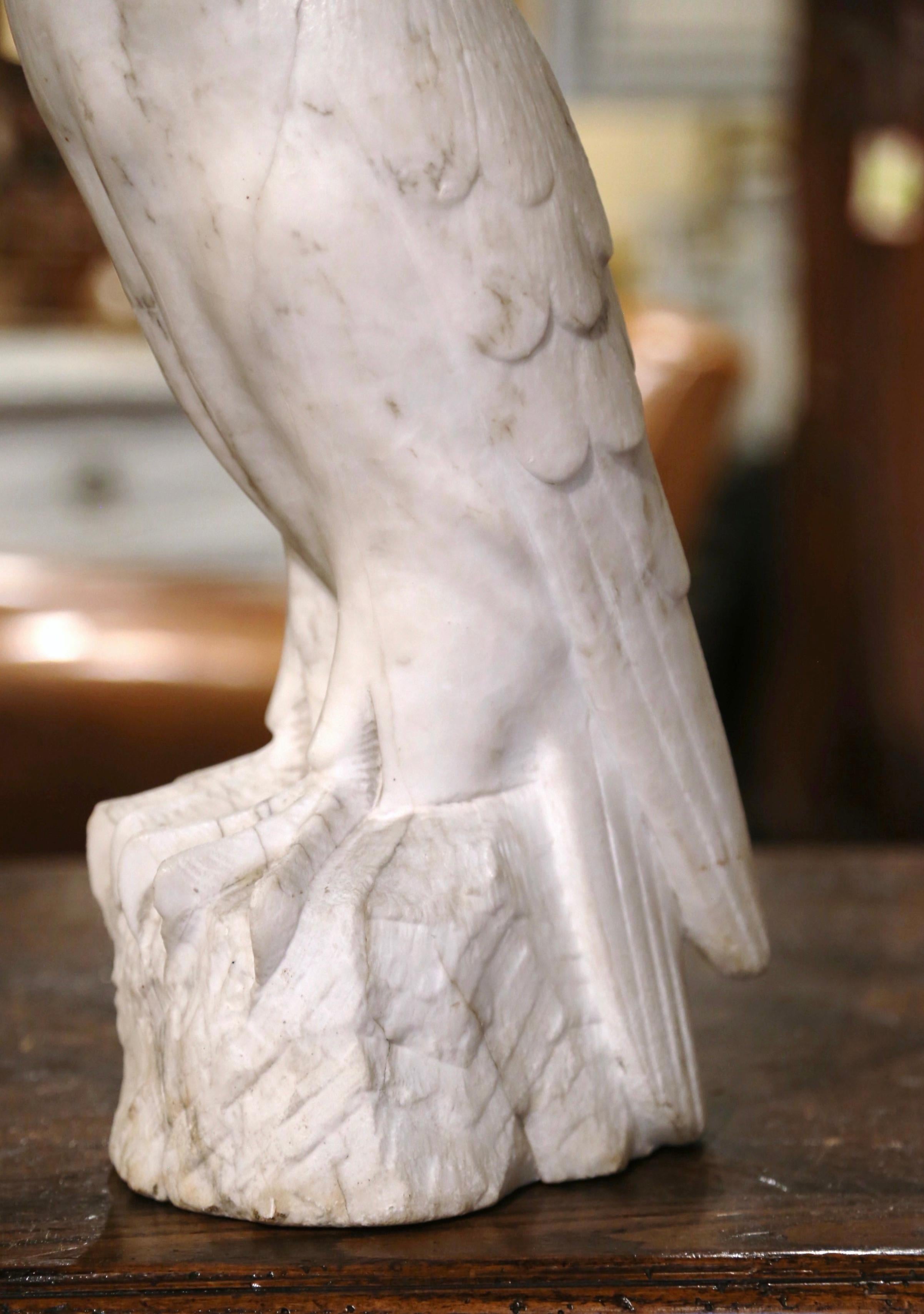 Sculpté à la main Sculpture d'aigle en marbre blanc sculpté du 19ème siècle avec yeux en verre en vente
