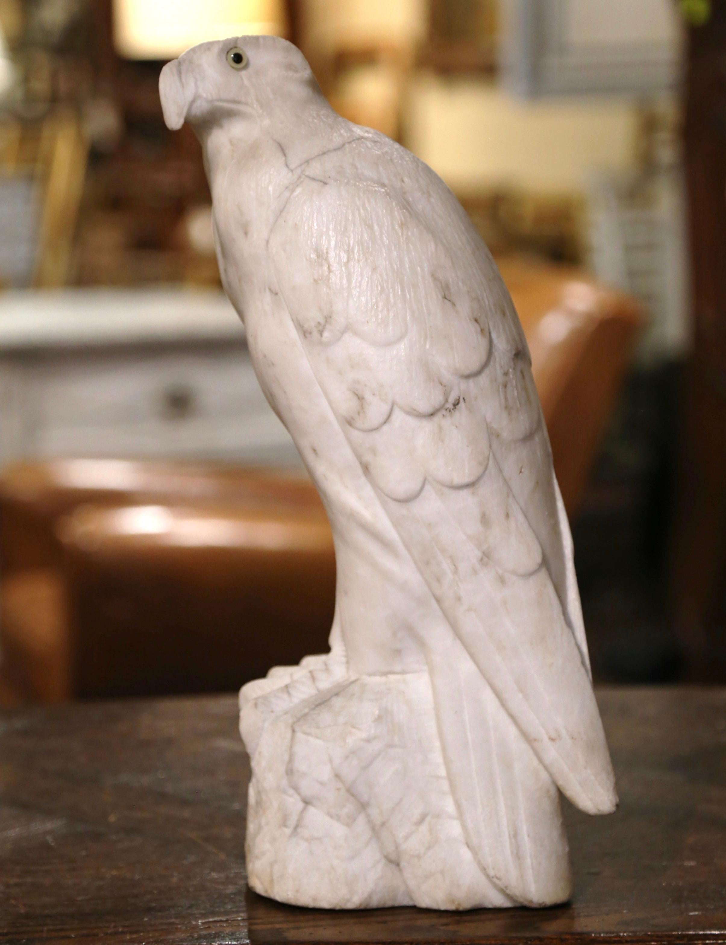 Sculpture d'aigle en marbre blanc sculpté du 19ème siècle avec yeux en verre Excellent état - En vente à Dallas, TX