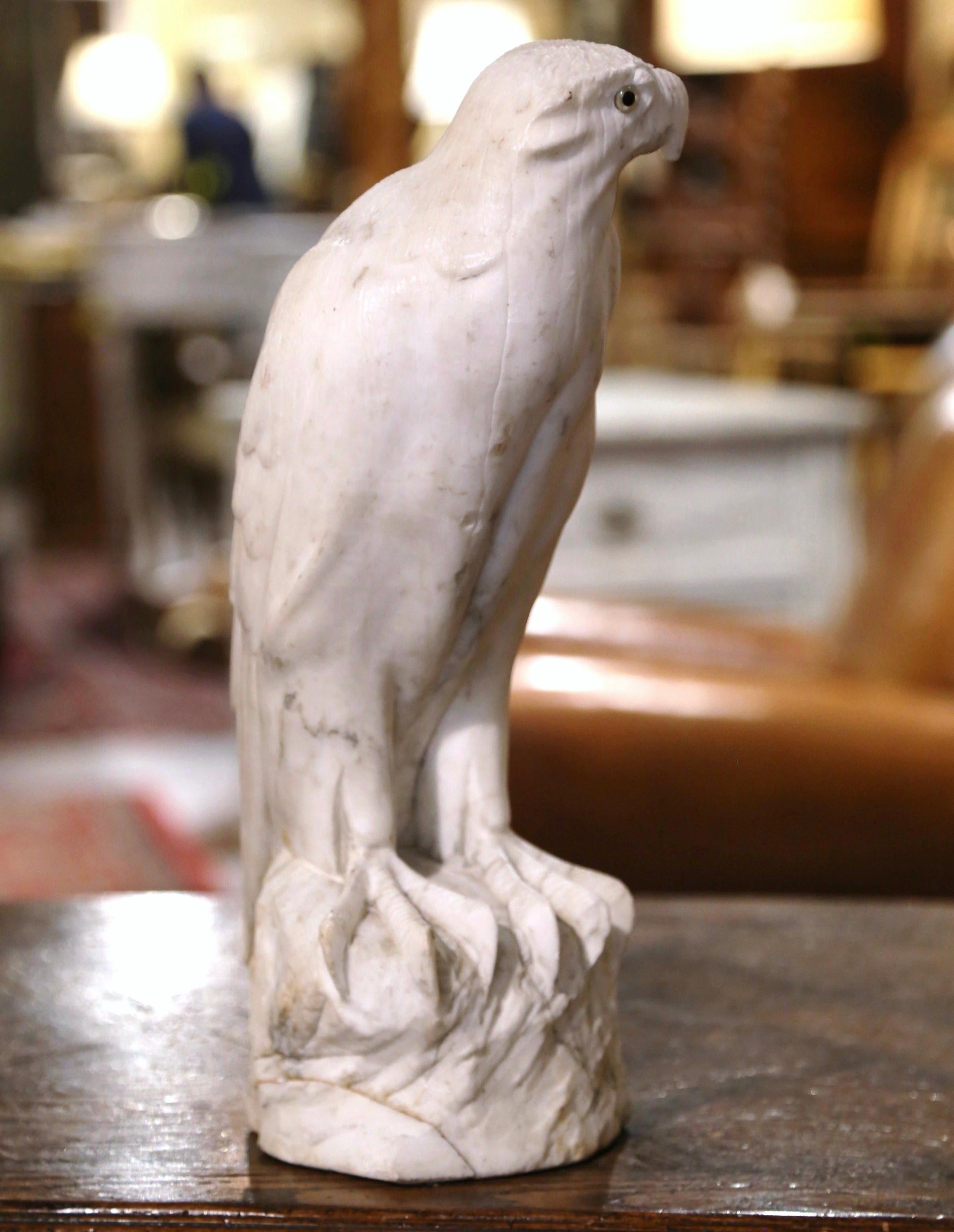 XIXe siècle Sculpture d'aigle en marbre blanc sculpté du 19ème siècle avec yeux en verre en vente
