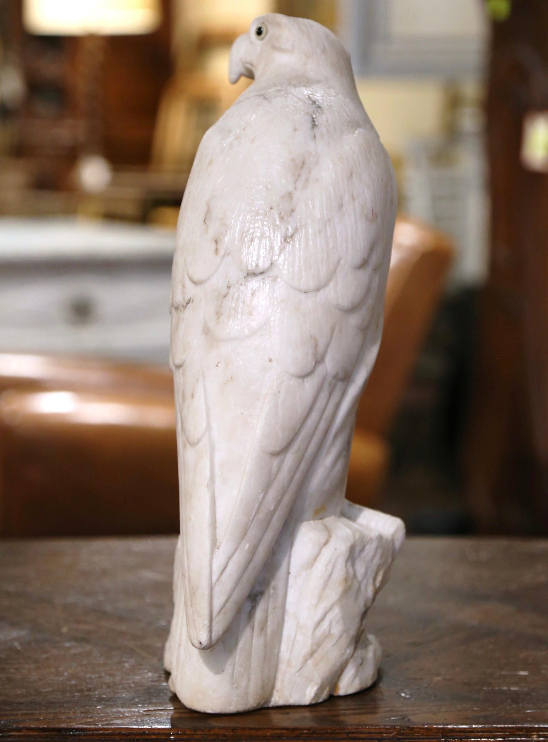Sculpture d'aigle en marbre blanc sculpté du 19ème siècle avec yeux en verre en vente 1