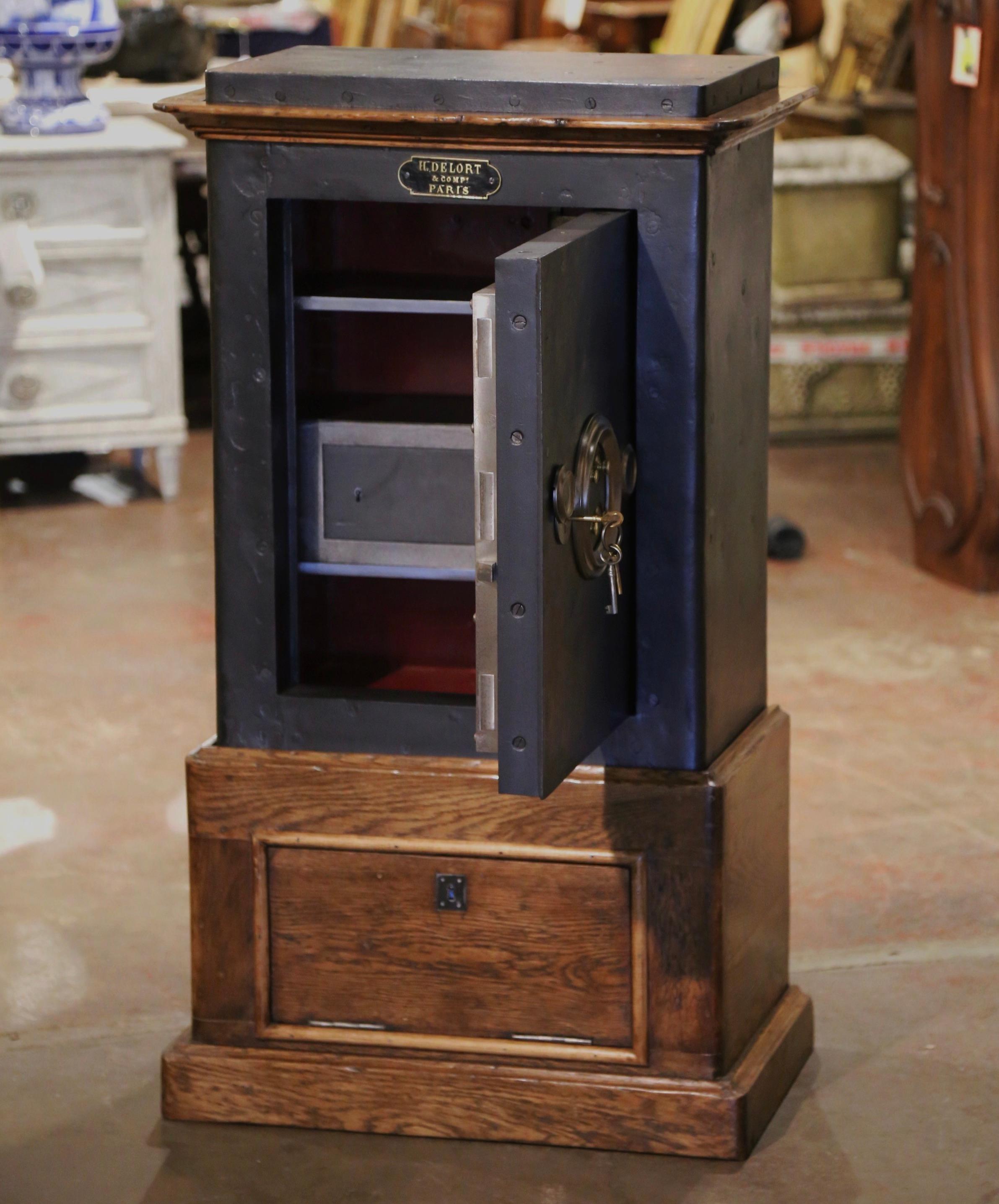 XIXe siècle Coffre-fort français du 19ème siècle en bois et en fer sculpté de « H. Delort & Cie Paris »