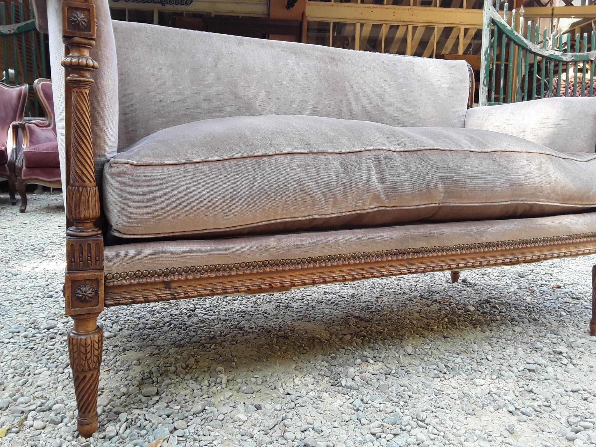 19th Century French Carved Wood Sofa with Original Fabric (Geschnitzt) im Angebot