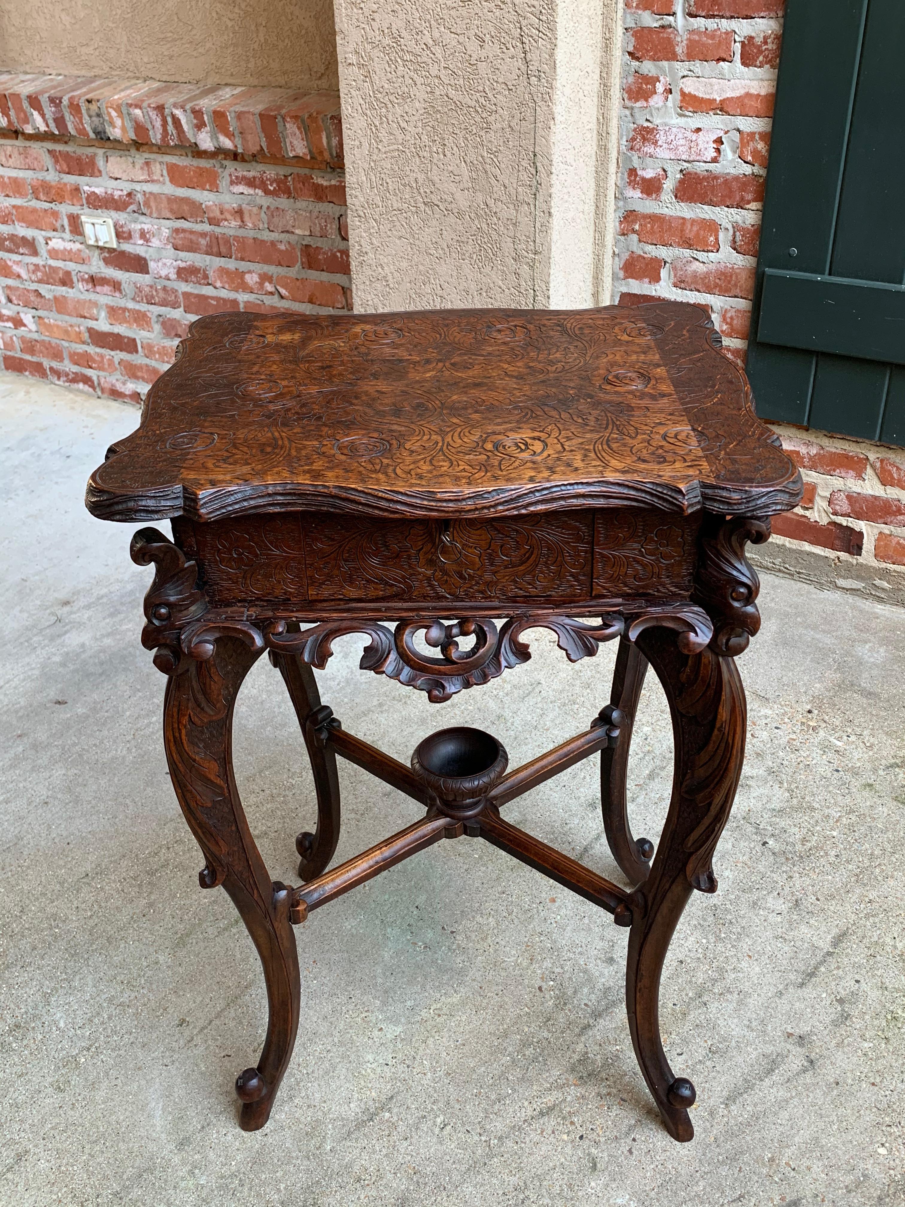 Table d'appoint sculptée française du 19ème siècle Bijouterie Cabinet Renaissance style Louis XV en vente 7