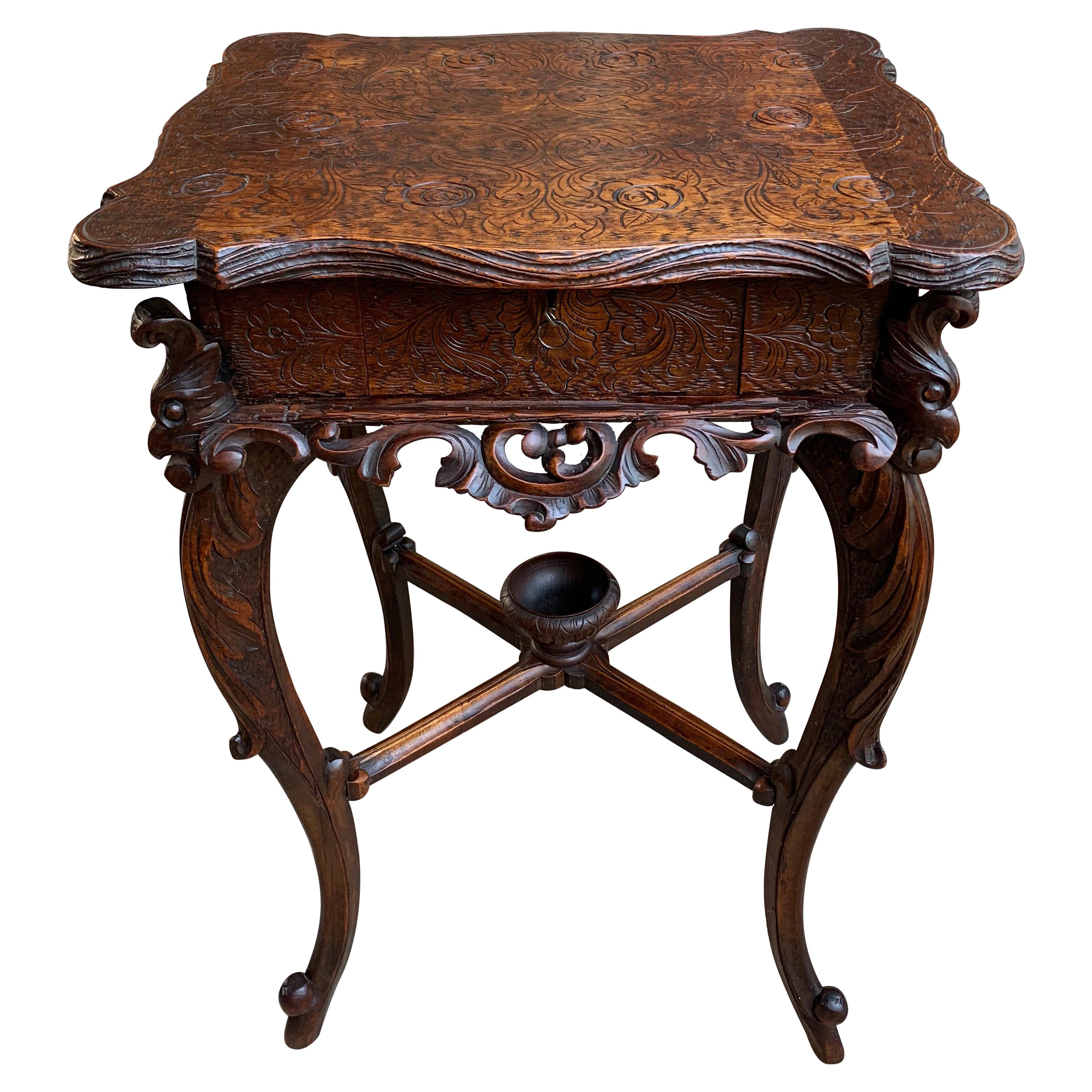 Table d'appoint sculptée française du 19ème siècle Bijouterie Cabinet Renaissance style Louis XV en vente
