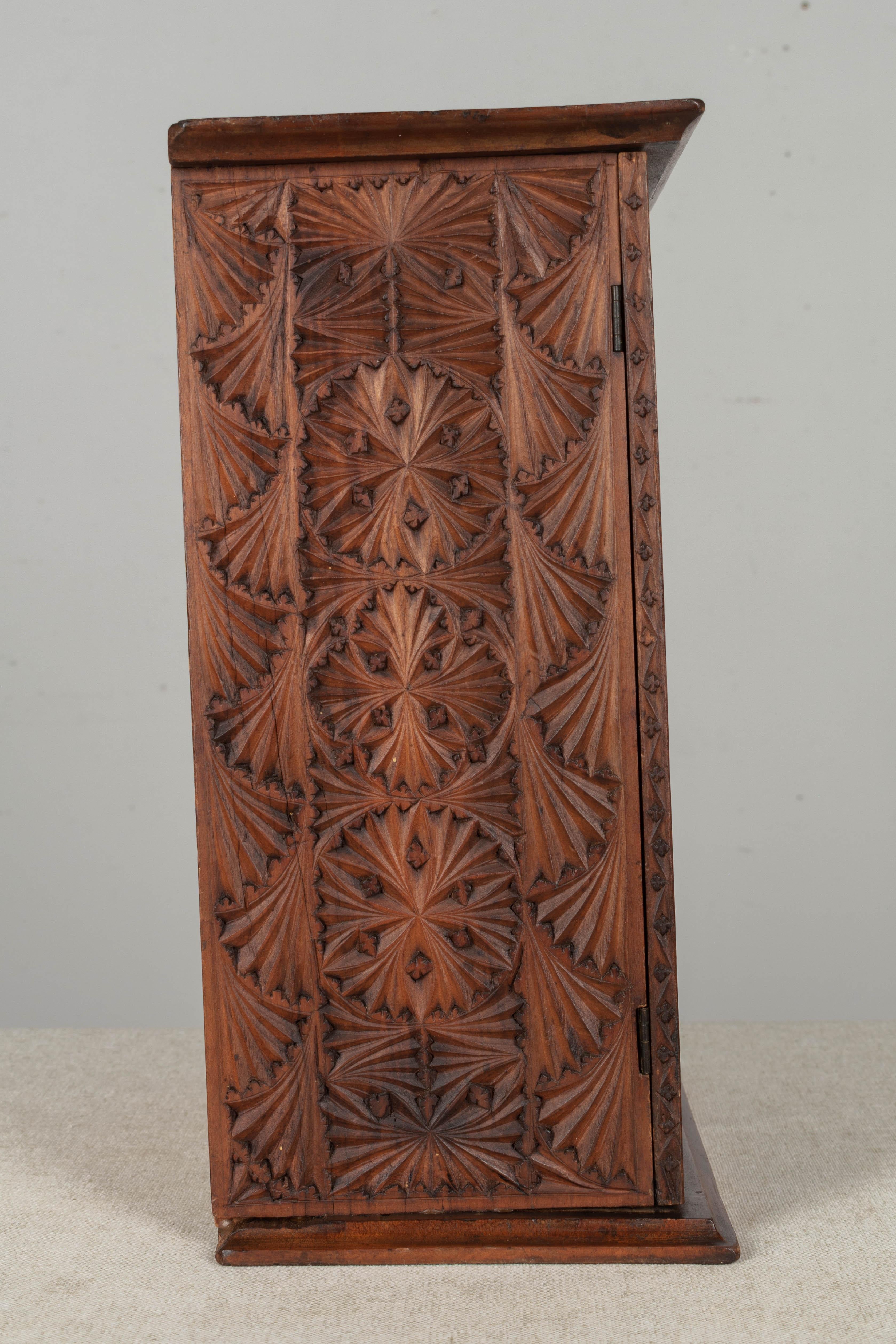 Französische geschnitzte Holzschachtel aus dem 19. Jahrhundert im Zustand „Gut“ im Angebot in Winter Park, FL