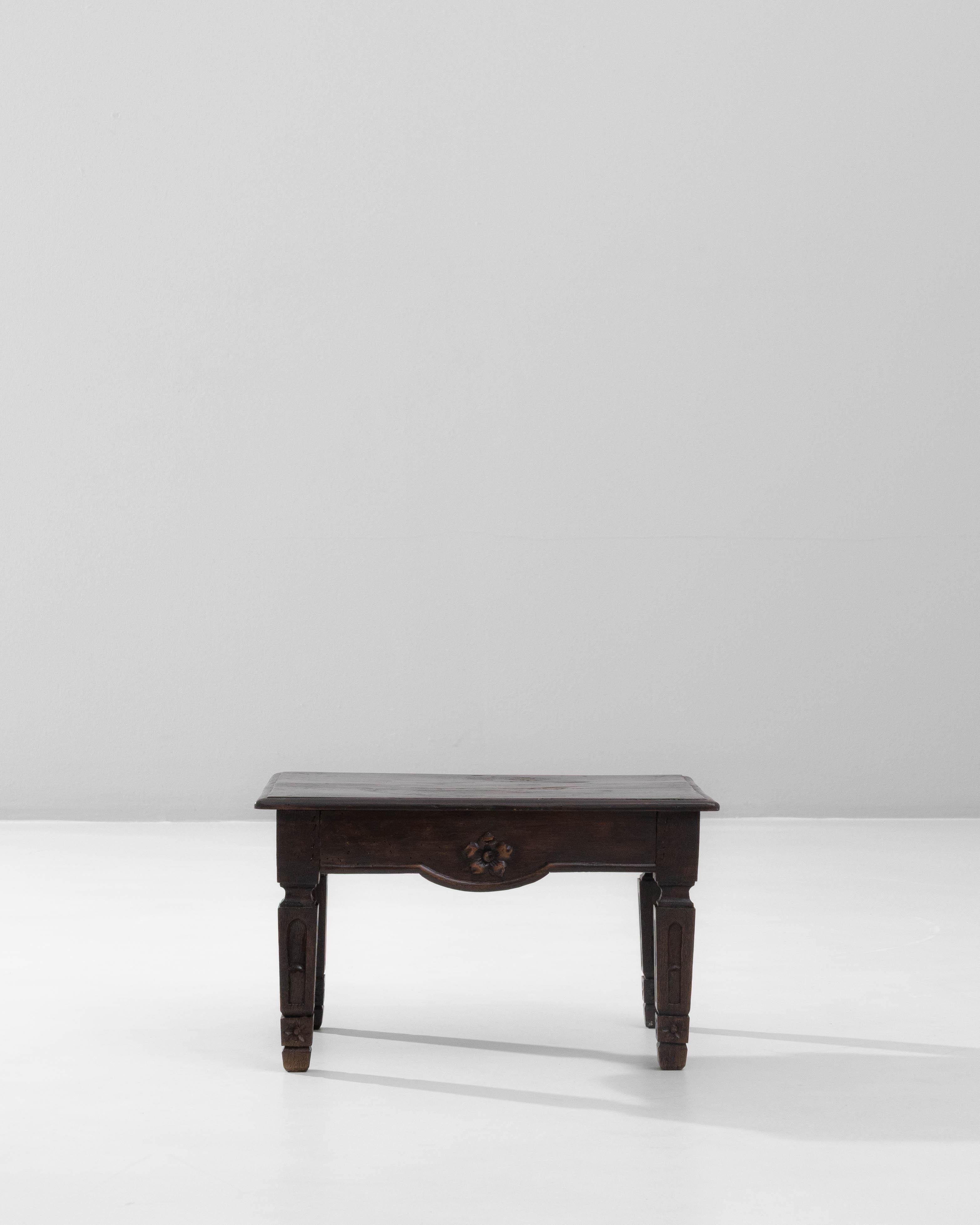 19th Century French Carved Wooden Coffee Table (Französisch) im Angebot