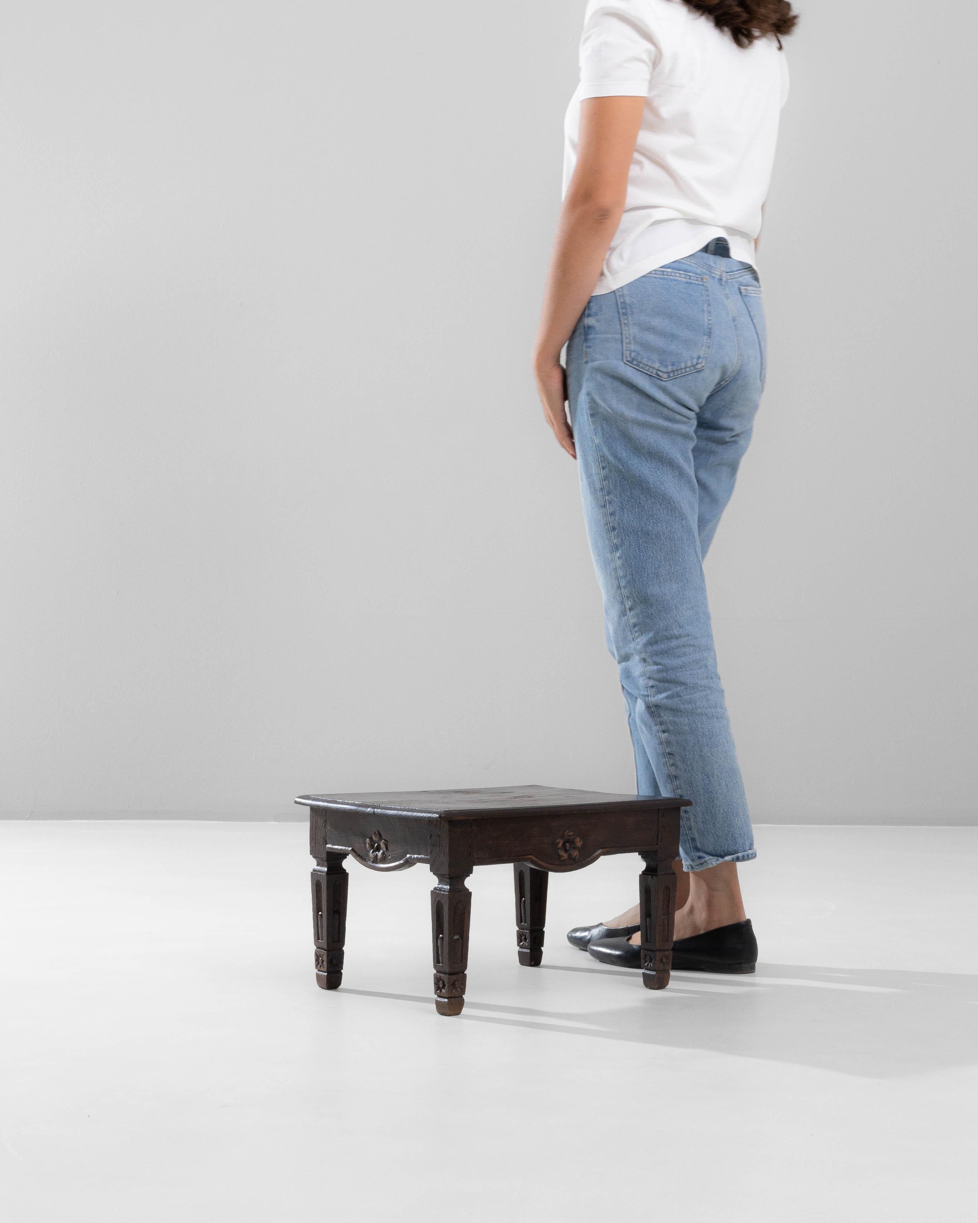 19th Century French Carved Wooden Coffee Table (Holz) im Angebot