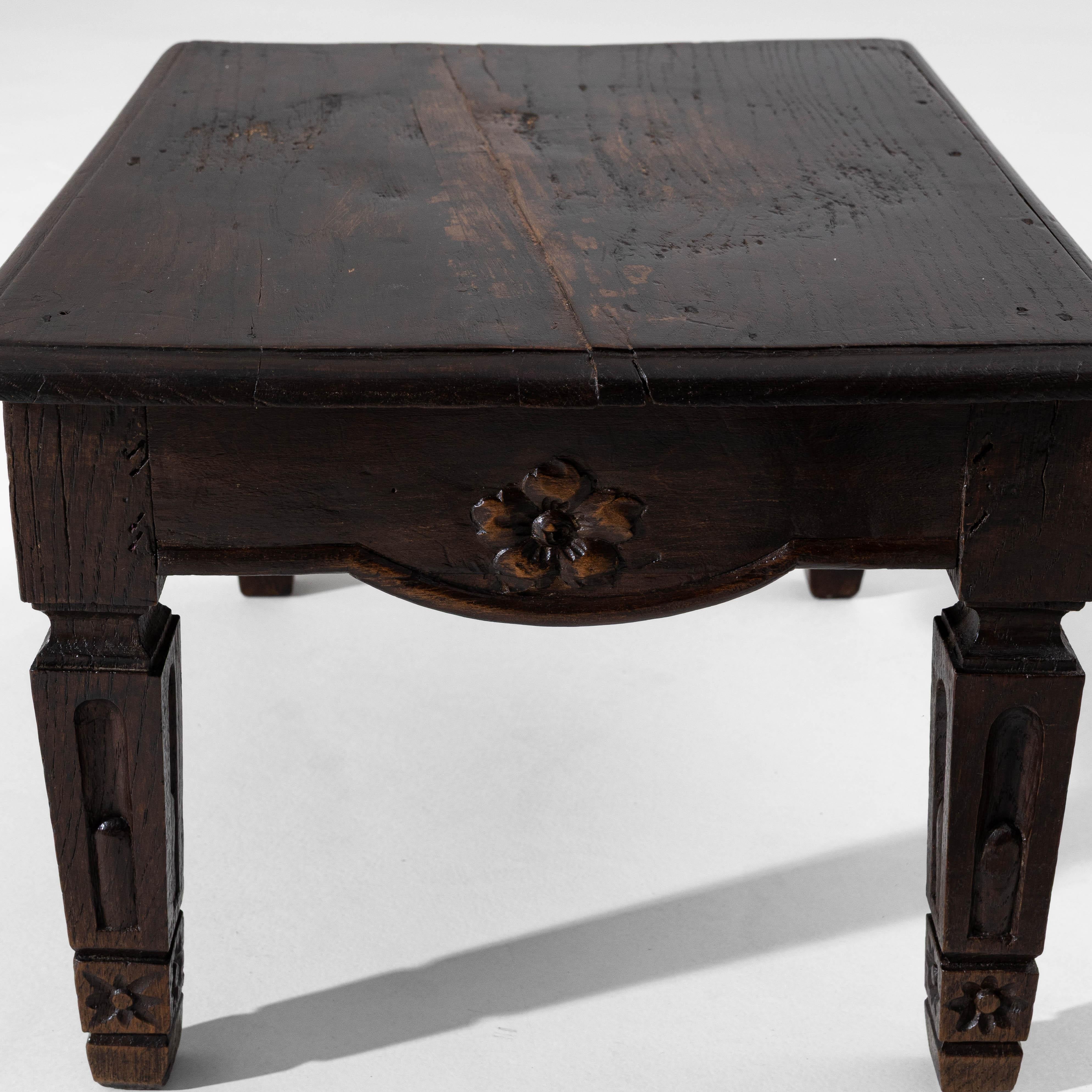 19th Century French Carved Wooden Coffee Table im Angebot 3