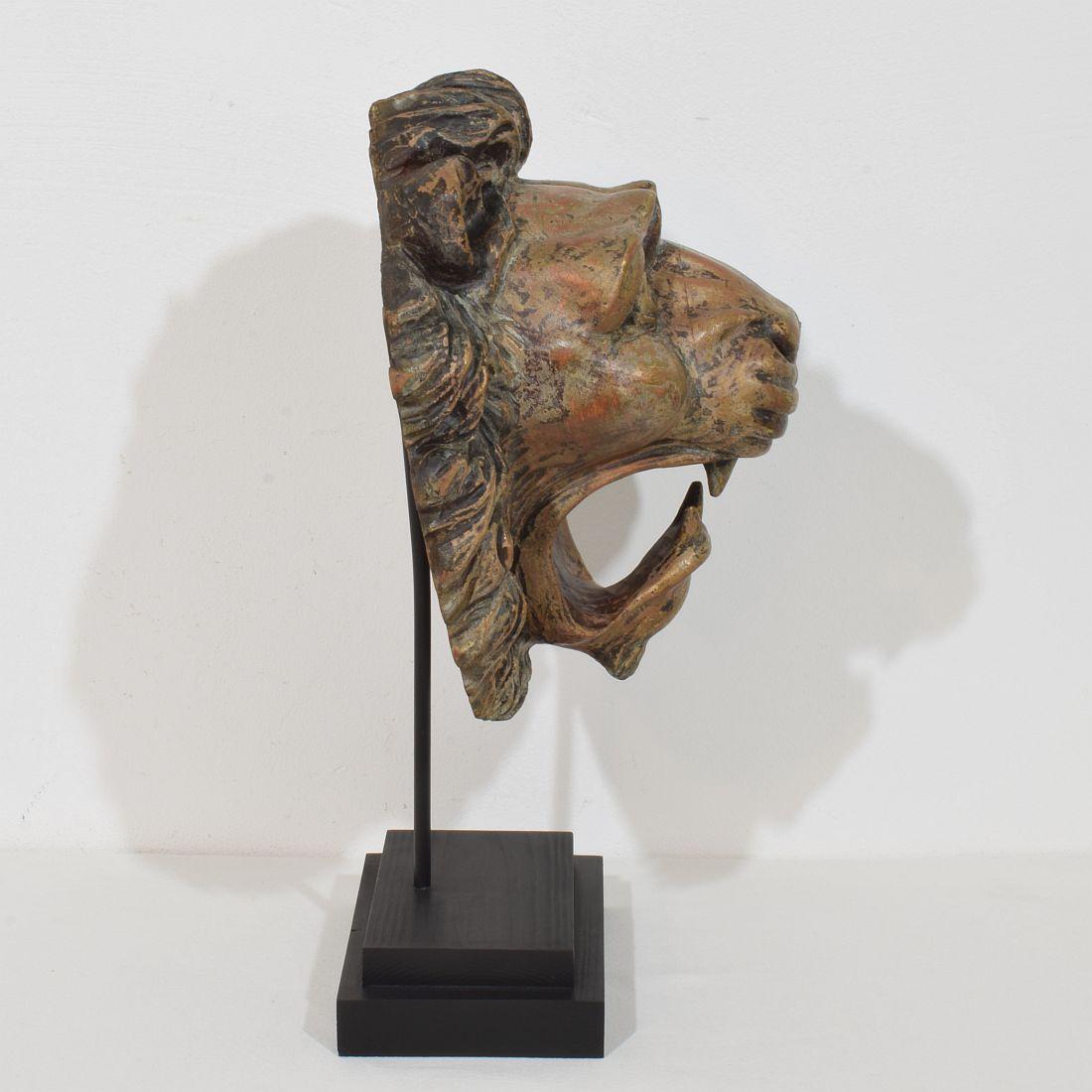 Legno Testa di leone in legno intagliato francese del XIX secolo in vendita