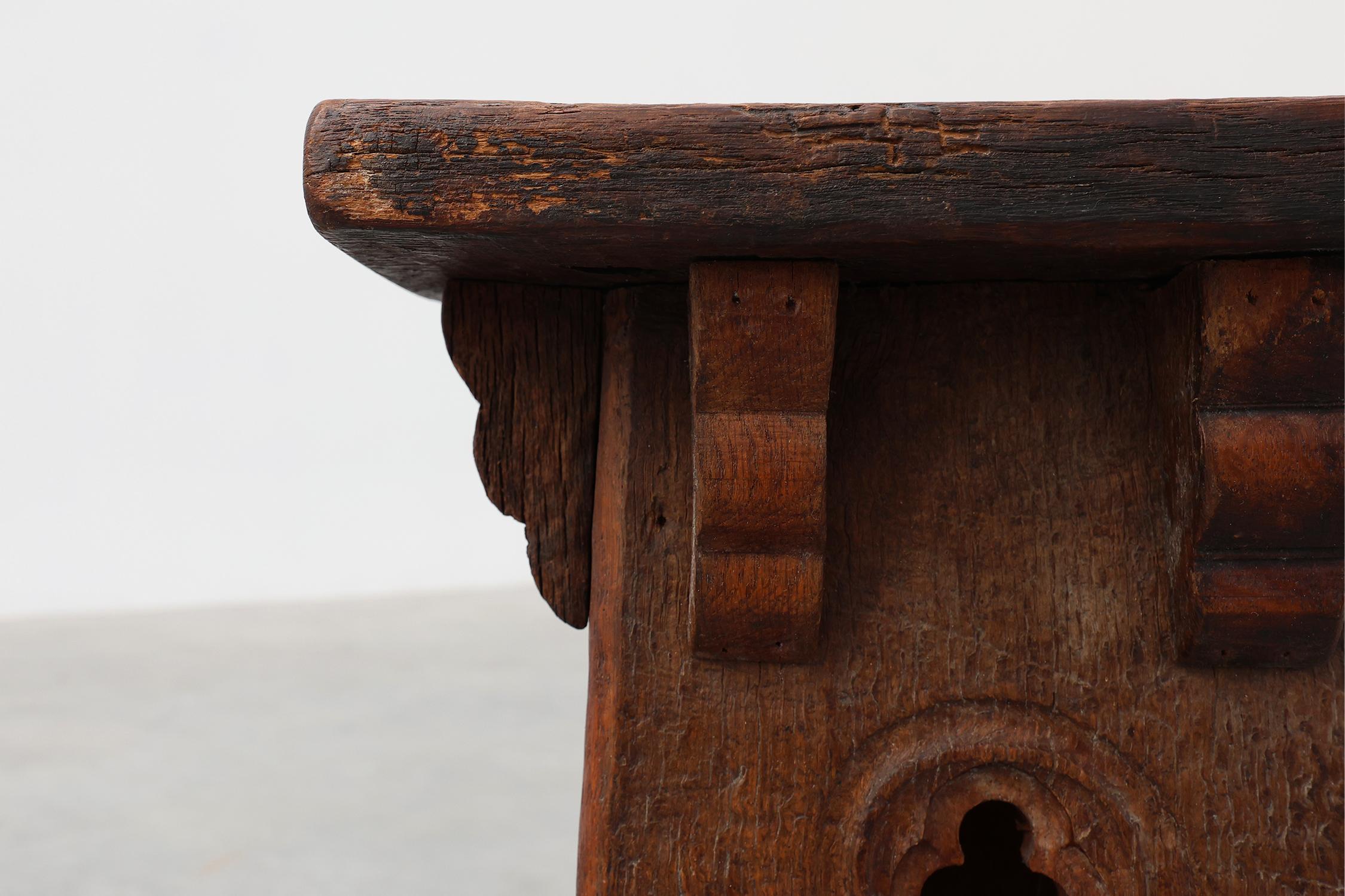 Taburete bajo francés de madera tallada de estilo gótico del siglo XIX, ca. 1850 en venta 3