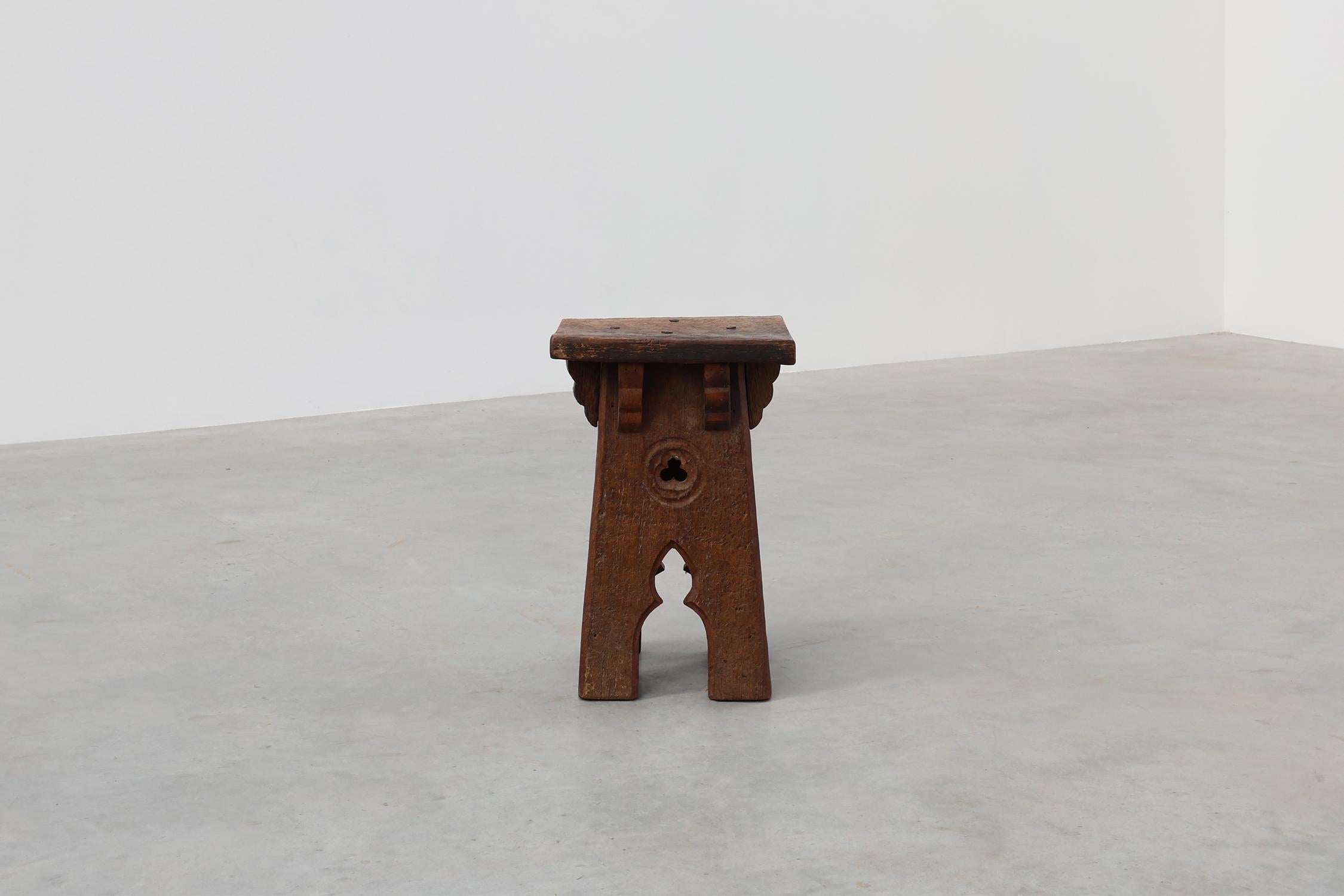 Taburete bajo francés de madera tallada de estilo gótico del siglo XIX, ca. 1850 en venta 4