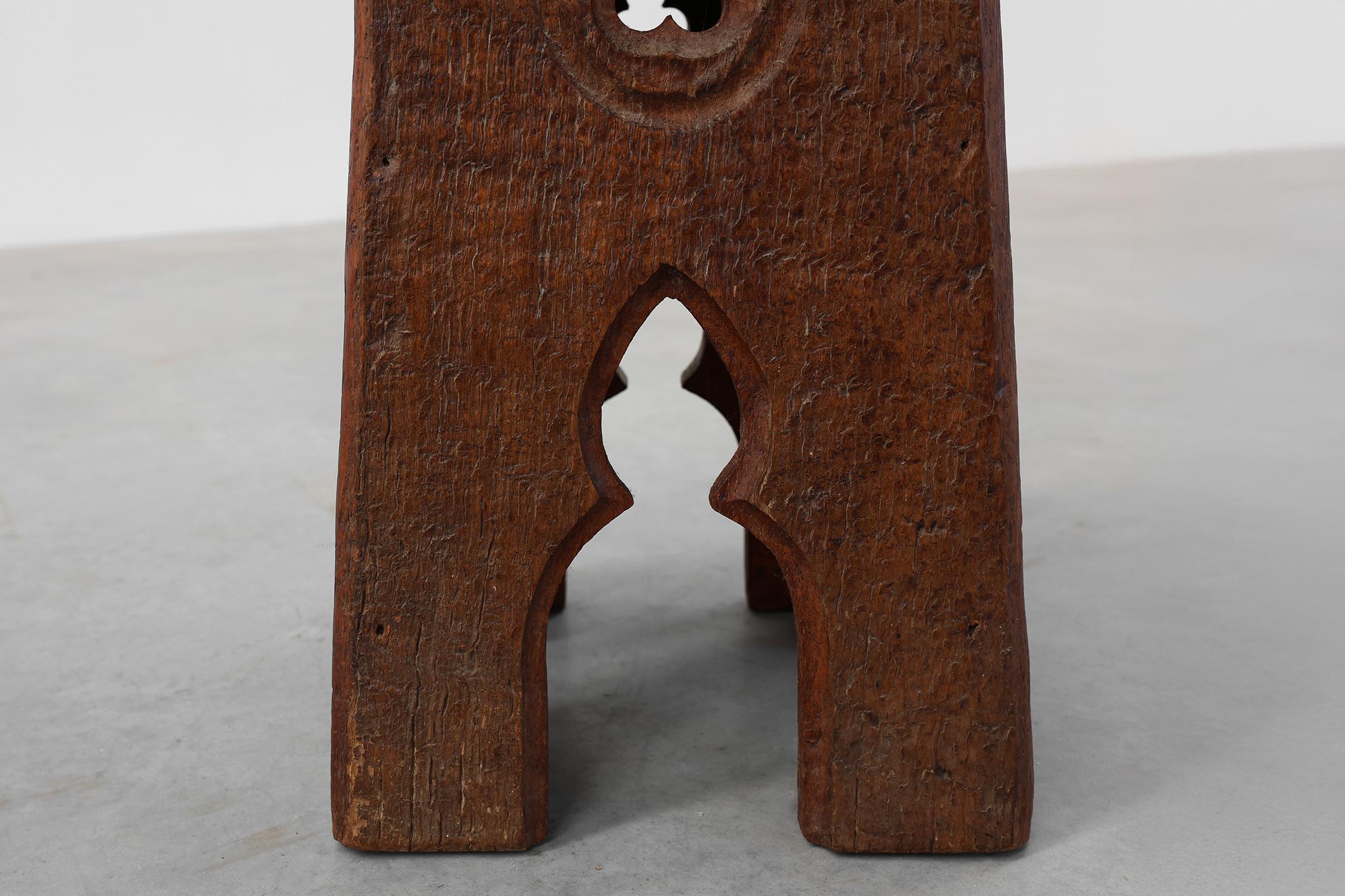 Taburete bajo francés de madera tallada de estilo gótico del siglo XIX, ca. 1850 en venta 5