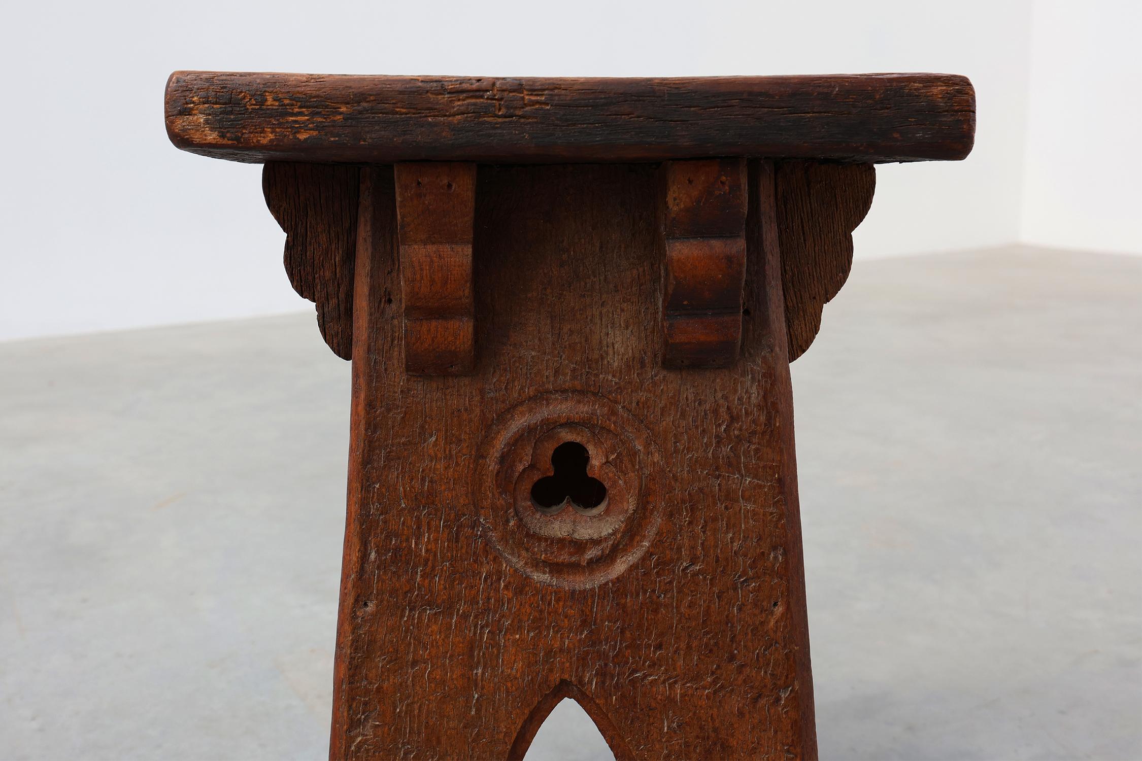Taburete bajo francés de madera tallada de estilo gótico del siglo XIX, ca. 1850 Renacimiento gótico en venta