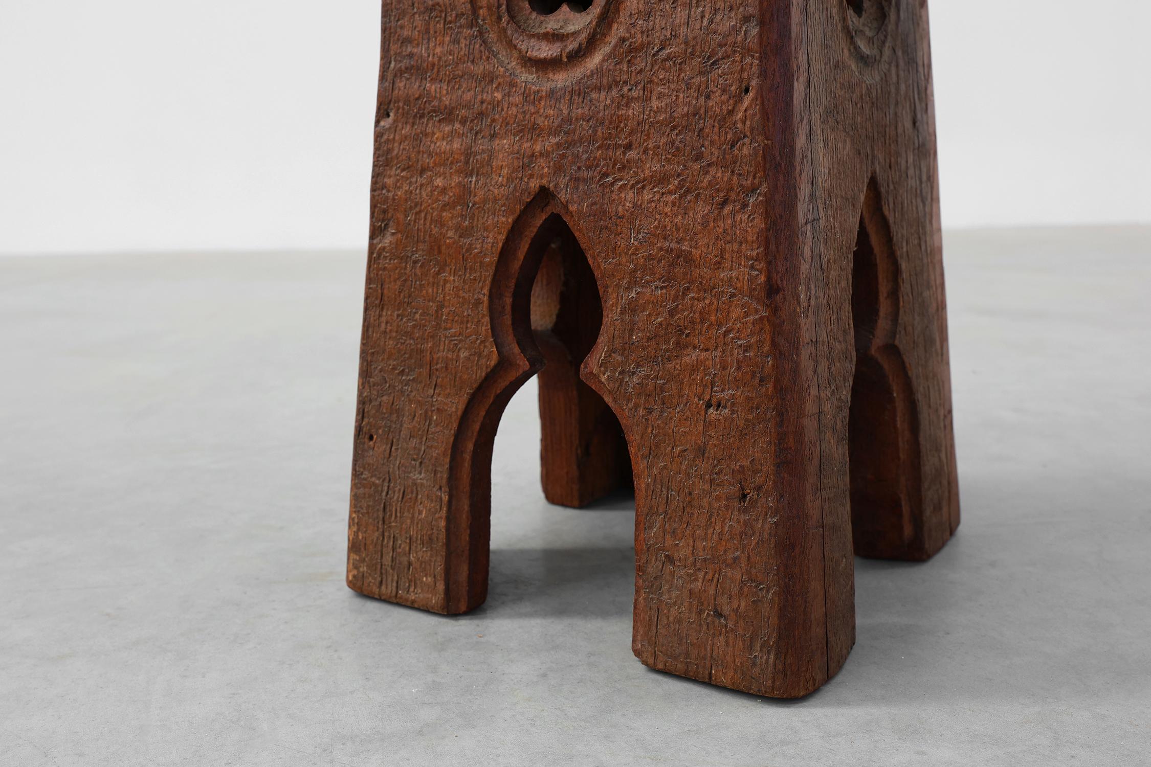 Taburete bajo francés de madera tallada de estilo gótico del siglo XIX, ca. 1850 Francés en venta