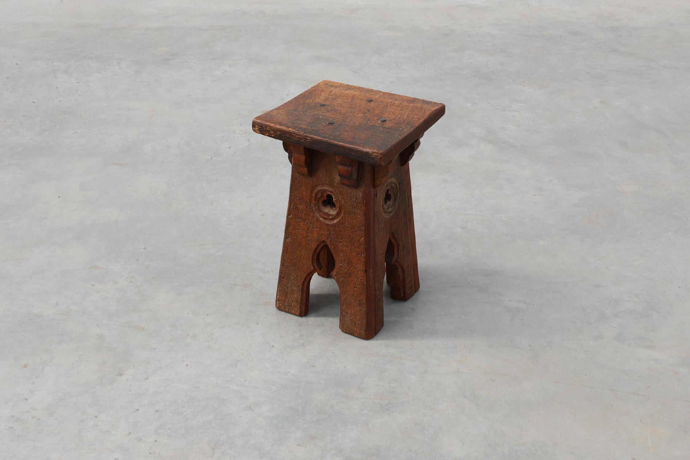 Taburete bajo francés de madera tallada de estilo gótico del siglo XIX, ca. 1850 Tallado a mano en venta