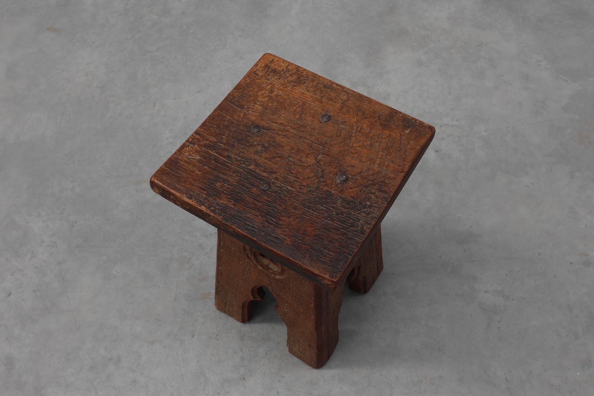 Taburete bajo francés de madera tallada de estilo gótico del siglo XIX, ca. 1850 en Bueno estado para la venta en Meulebeke, BE