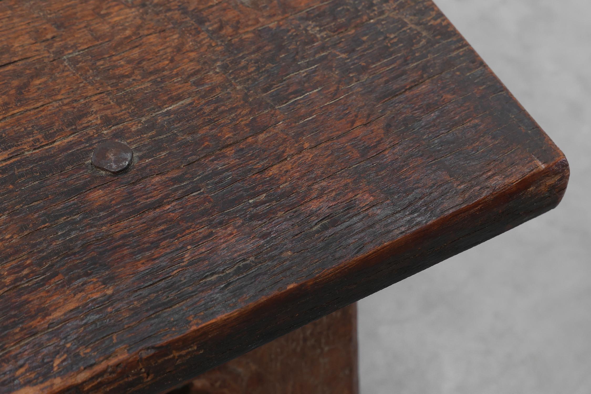 Taburete bajo francés de madera tallada de estilo gótico del siglo XIX, ca. 1850 Roble en venta