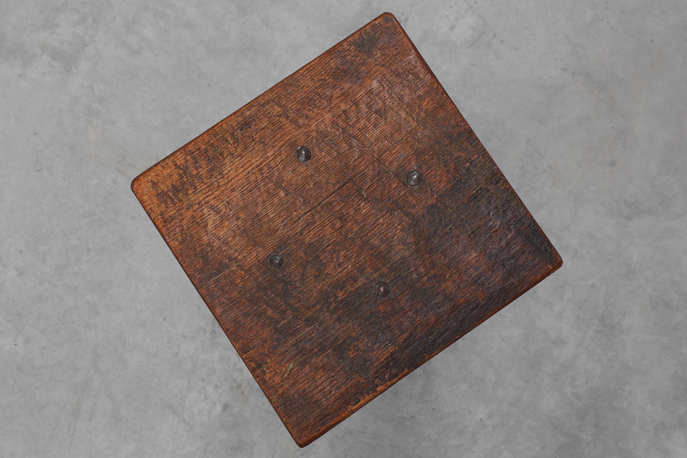 Taburete bajo francés de madera tallada de estilo gótico del siglo XIX, ca. 1850 en venta 1