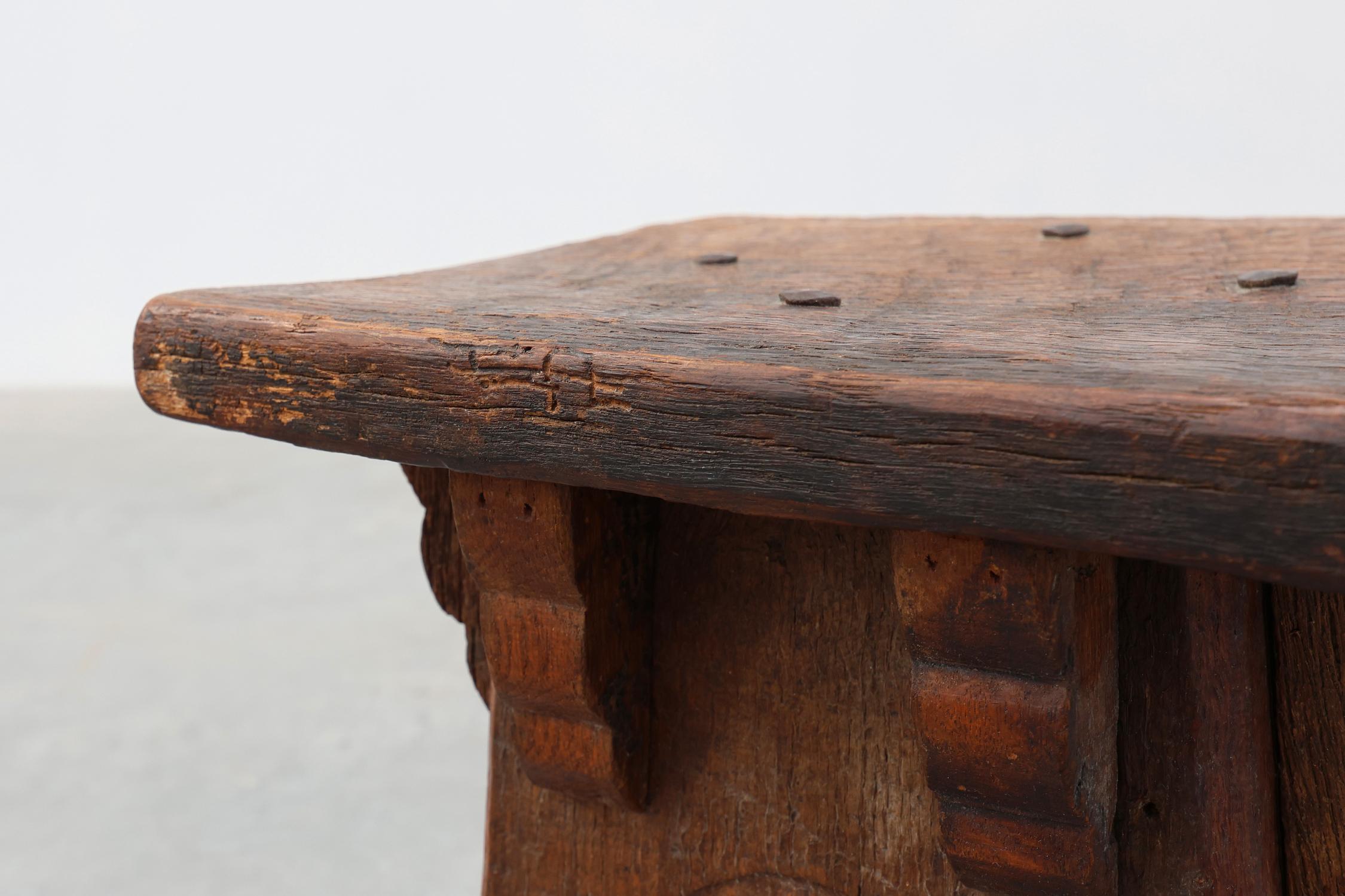 Taburete bajo francés de madera tallada de estilo gótico del siglo XIX, ca. 1850 en venta 2