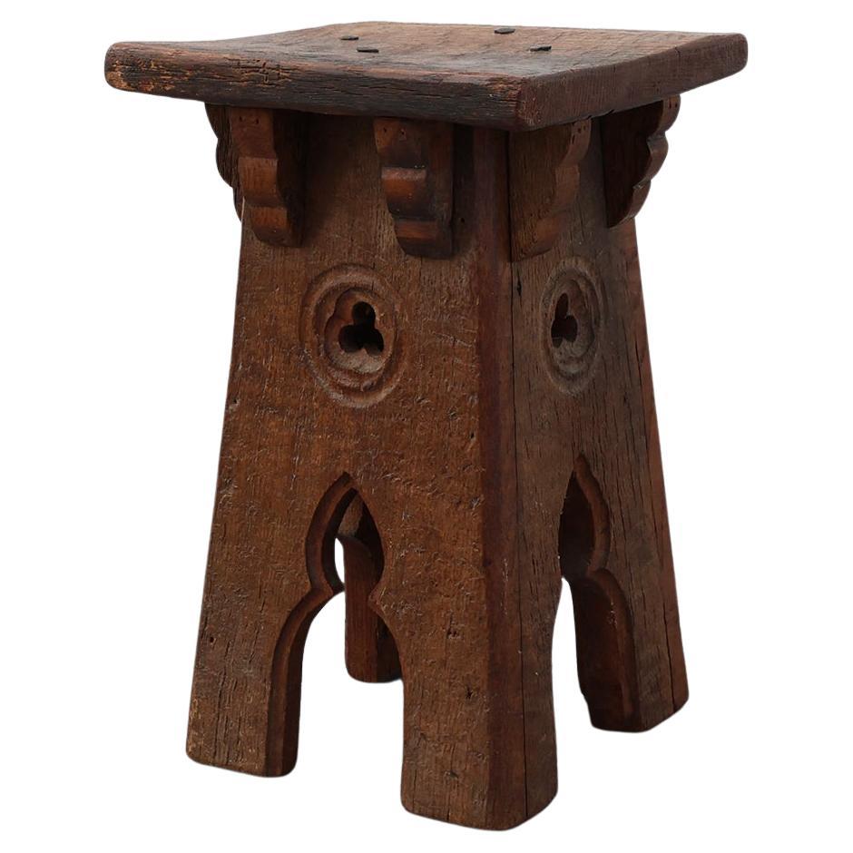 19. Jahrhundert Französischer geschnitzter Holzhocker im gotischen Stil, ca. 1850