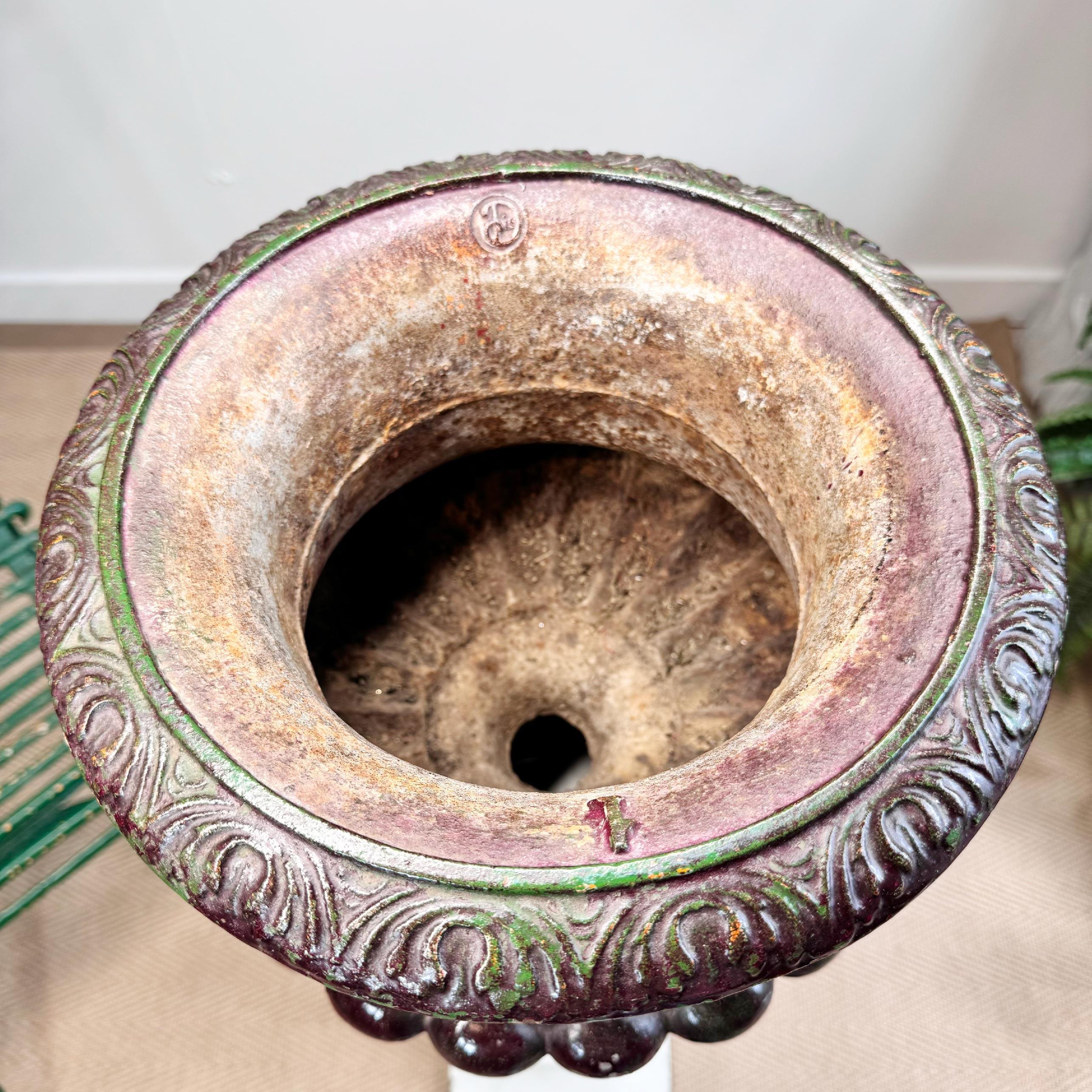 Französische Alfred Corneau-Urne aus Gusseisen des 19. Jahrhunderts (Gegossen) im Angebot