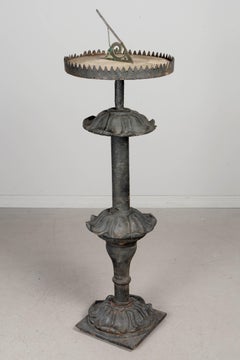 Reloj de sol francés del siglo XIX de hierro fundido y mármol