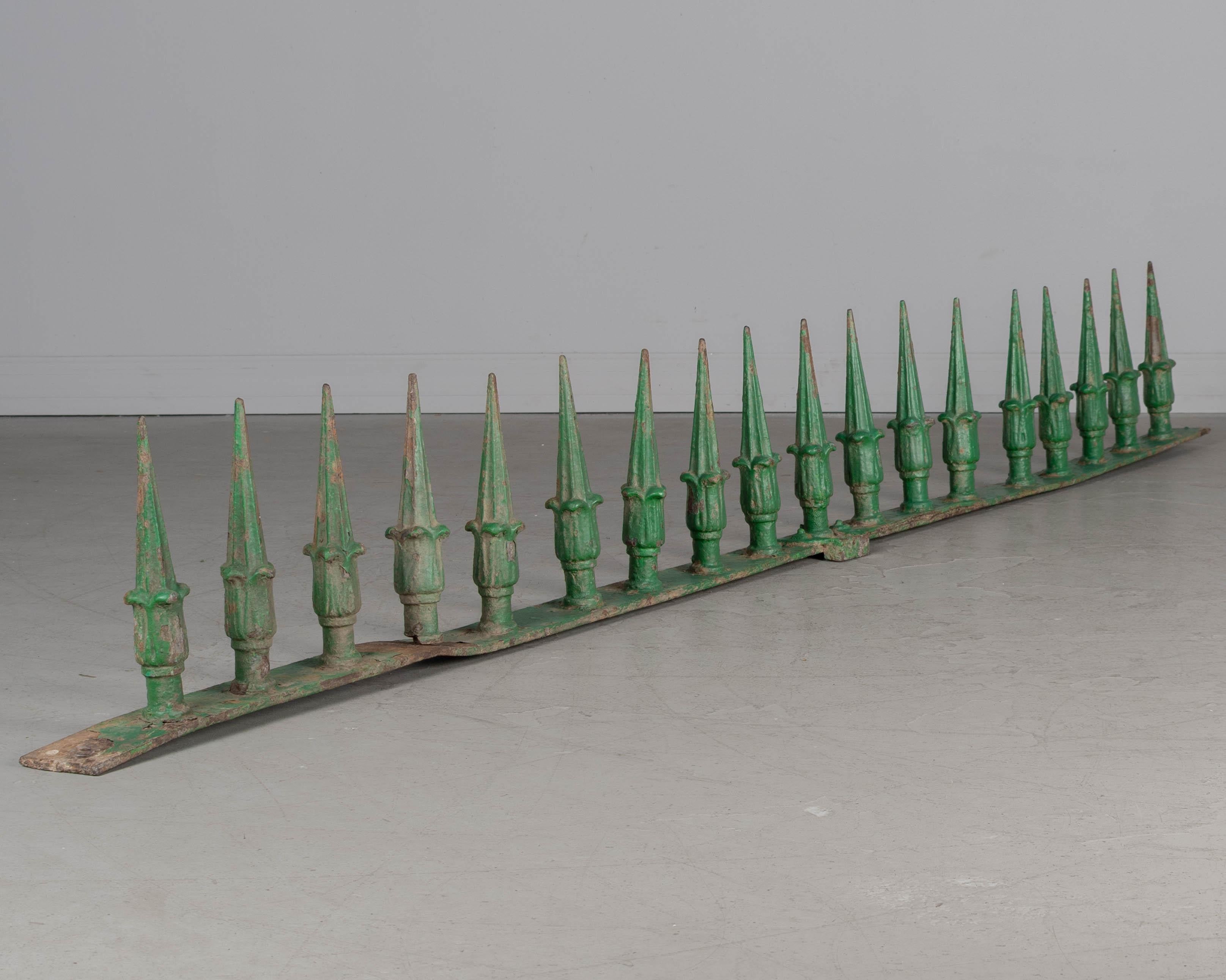 19th Century French Cast Iron Architectural Wall Spike Rail In Good Condition For Sale In Winter Park, FL