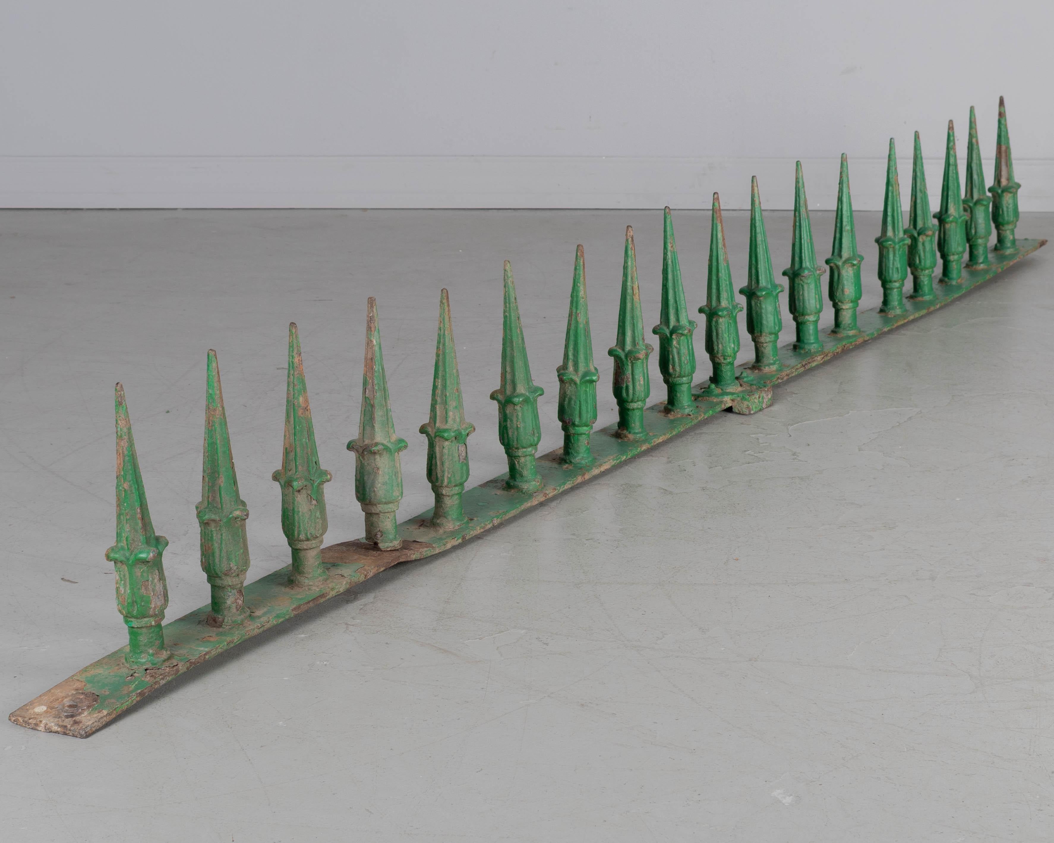 19th Century French Cast Iron Architectural Wall Spike Rail For Sale 1