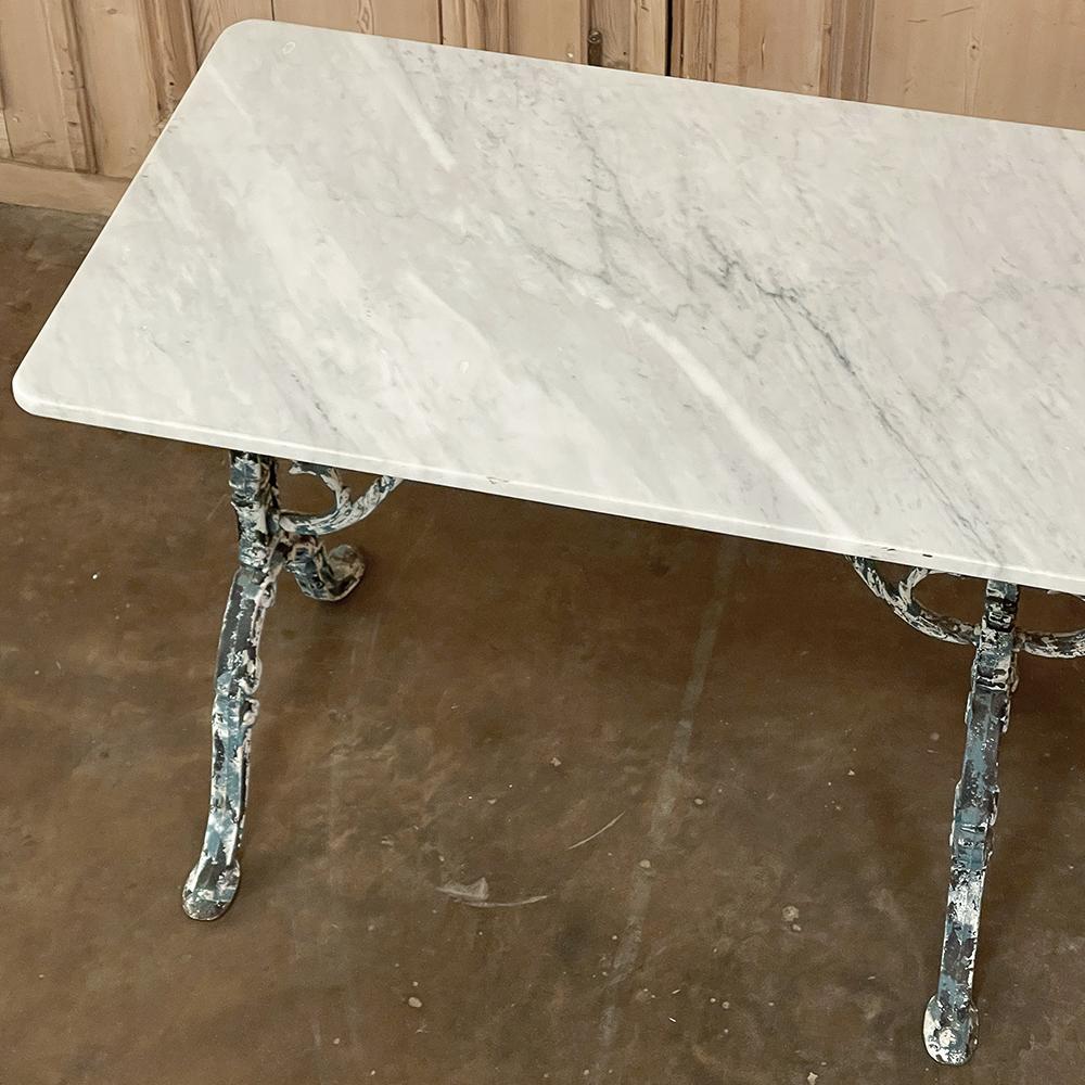 Französischer Cafe-Tisch aus Gusseisen des 19. Jahrhunderts, Sofatisch mit Carrara-Marmor im Zustand „Gut“ im Angebot in Dallas, TX