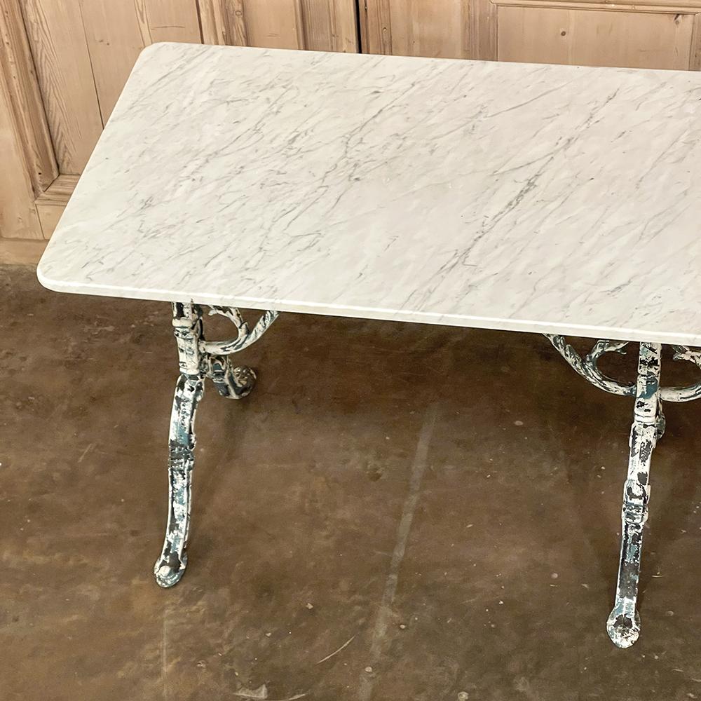 Französischer Cafe-Tisch aus Gusseisen des 19. Jahrhunderts ~ Sofatisch mit Carrara-Marmor im Zustand „Gut“ im Angebot in Dallas, TX