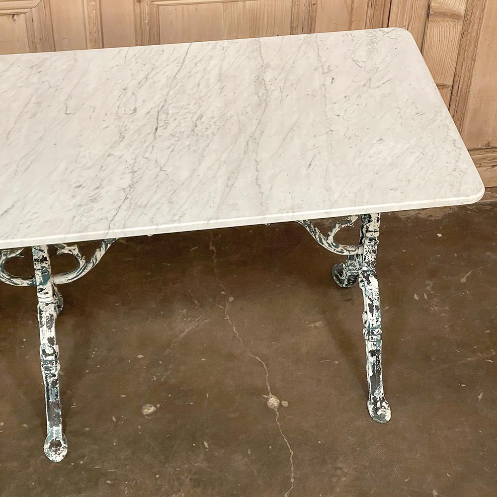 Französischer Cafe-Tisch aus Gusseisen des 19. Jahrhunderts ~ Sofatisch mit Carrara-Marmor (Spätes 19. Jahrhundert) im Angebot