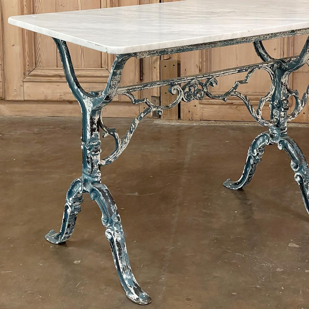 Fin du XIXe siècle Table basse, table de canapé en fonte française du 19ème siècle avec marbre de Carrare en vente