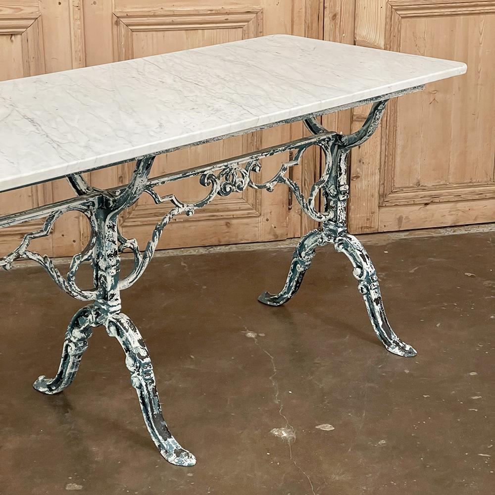 Französischer Cafe-Tisch aus Gusseisen des 19. Jahrhunderts ~ Sofatisch mit Carrara-Marmor im Angebot 1
