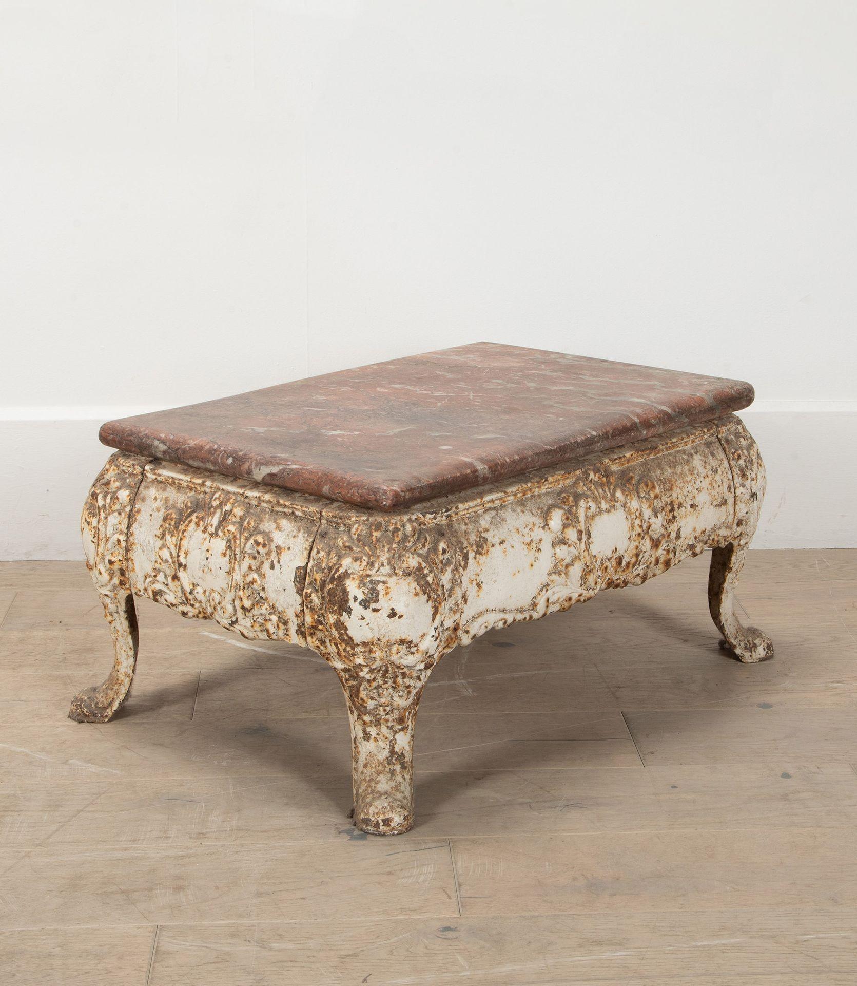 Table Basse ou table basse française du 19ème siècle.
Base décorative en fonte et plateau en marbre d'origine.
Vieilli mais en très bon état. Une table basse inhabituelle et intéressante.
Vers 1840.