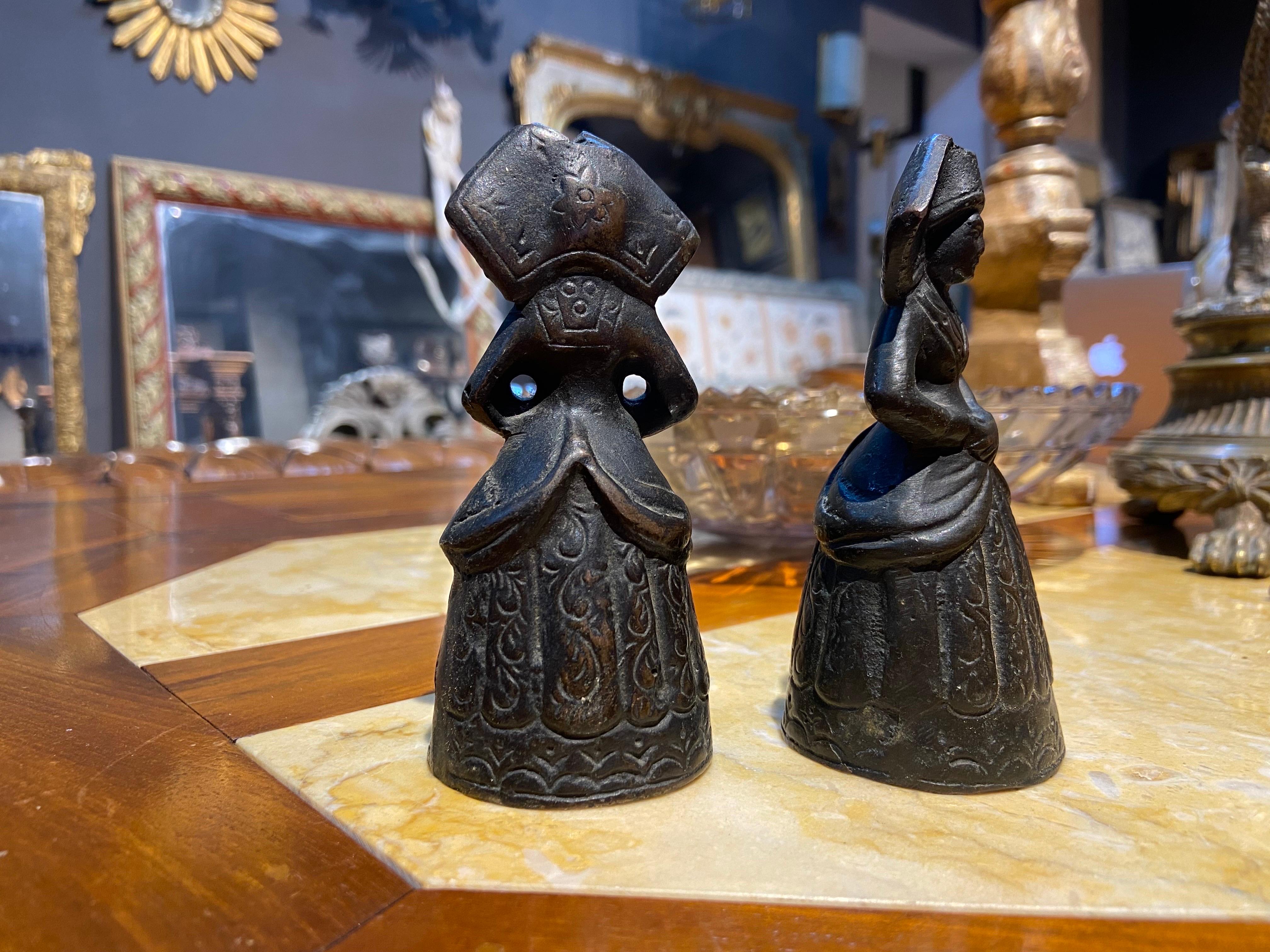 Here we present two identical cast iron black figurative servant bells in their authentic condition made in France in the late 19th century.
Great accent for your desk or your table and a lovely gift as well.
France, circa 1890.