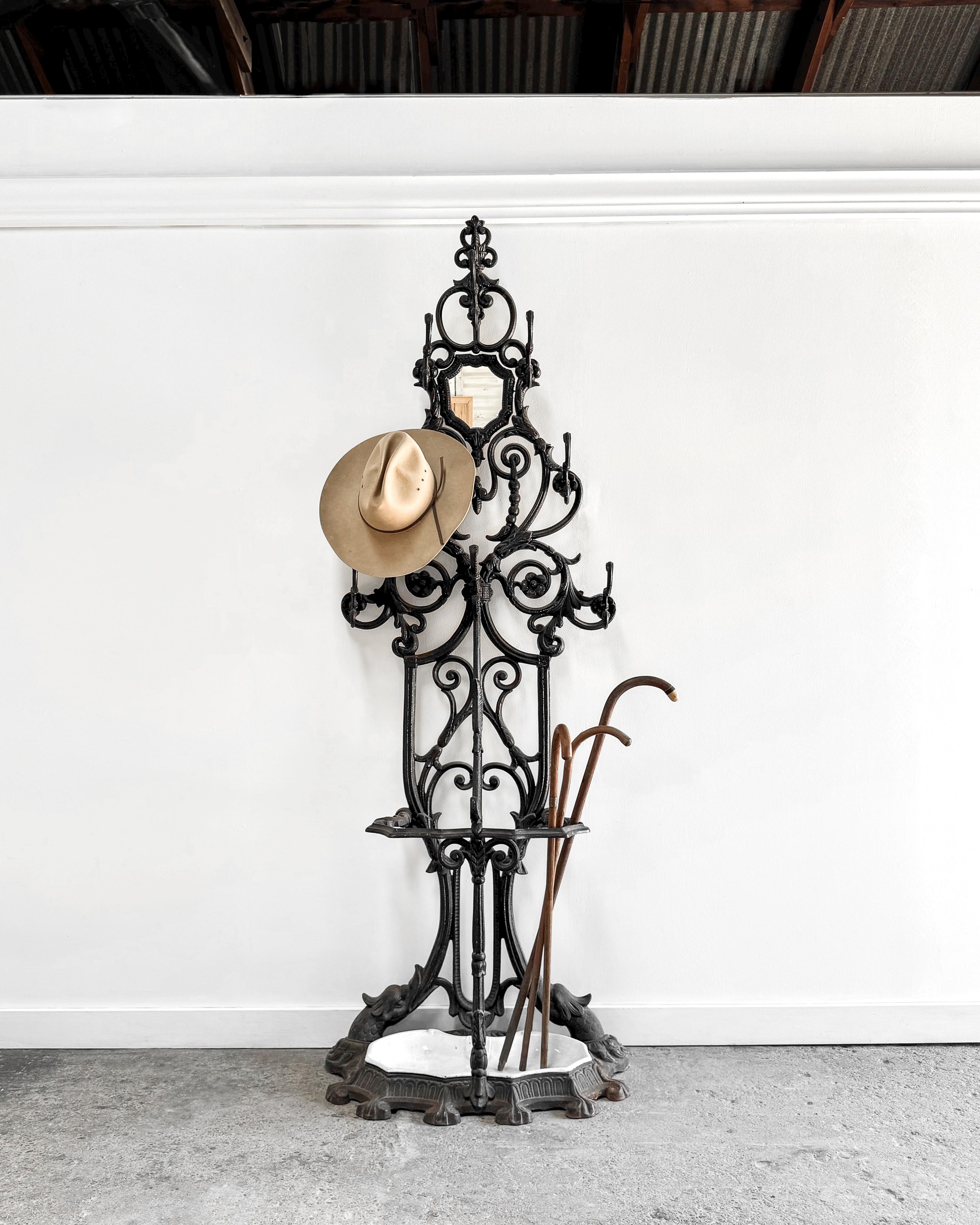Un vero e proprio oggetto d'arte da ammirare per generazioni, questo antico albero da ingresso indipendente è un vero capolavoro di artigianato in stile rococò. Sapientemente fusa in ferro, l'intricata cornice è uno spettacolo di arte ornamentale.