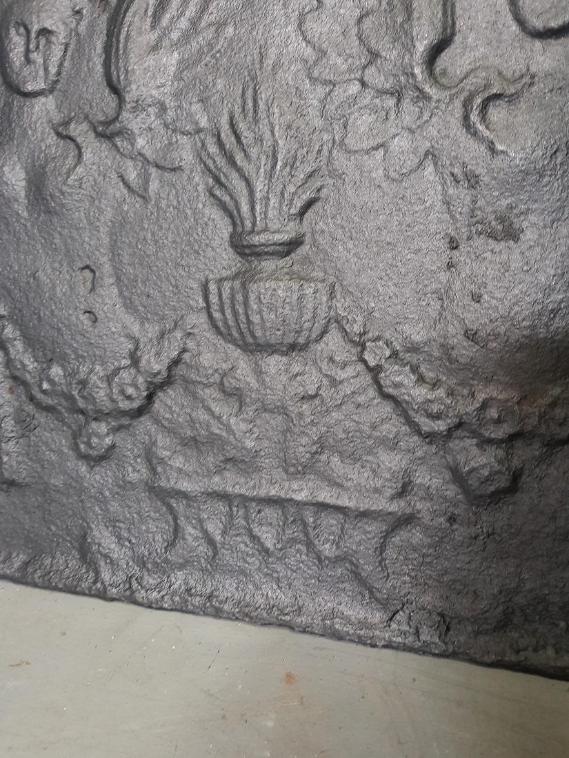 19th Century French Cast Iron Louis XVI Style Fireback with Angels In Good Condition For Sale In Raalte, NL