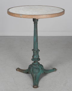 Mesa bistro francesa de hierro fundido con tapa de mármol del siglo XIX