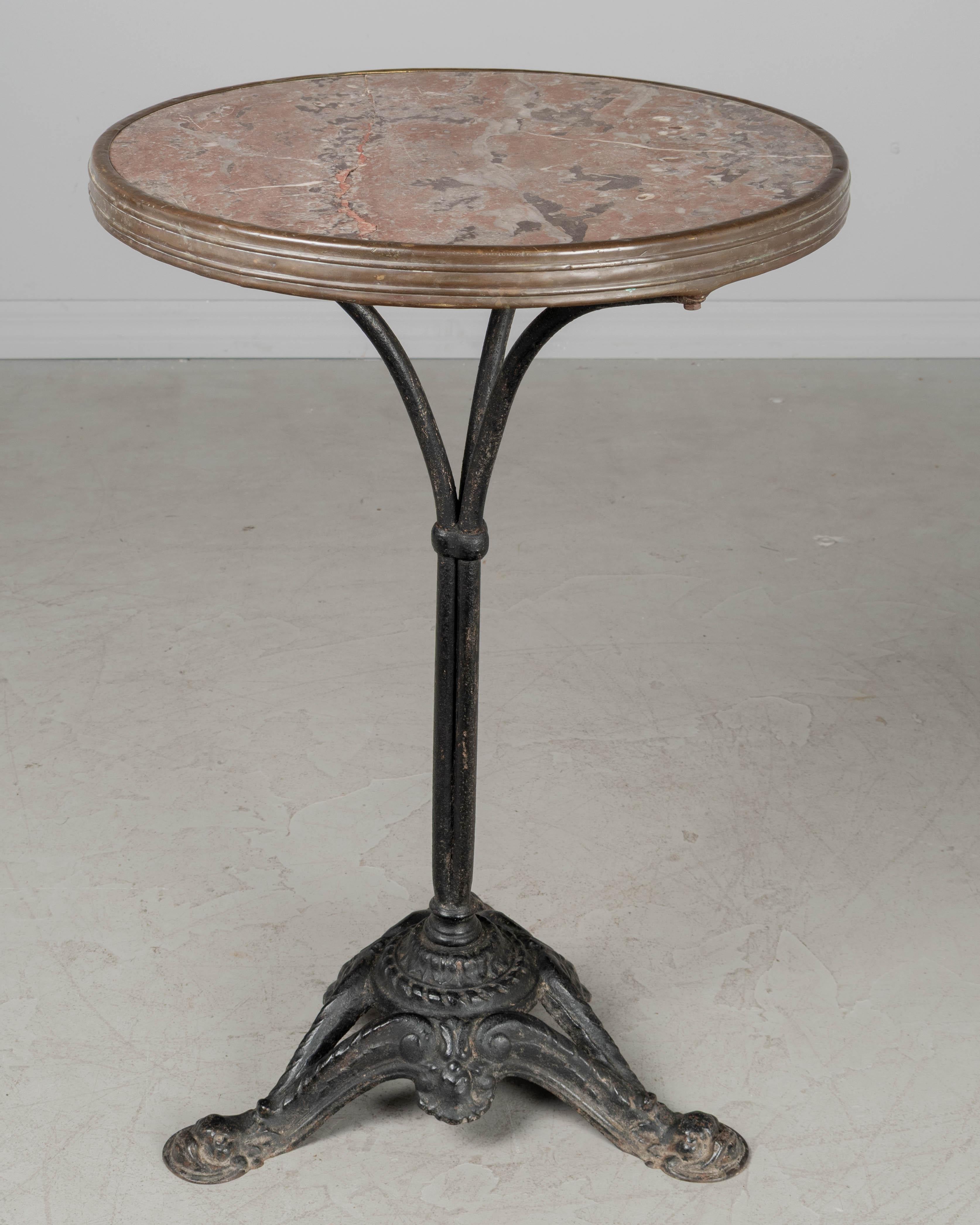 Ottone Tavolo da bistrot in ghisa francese del XIX secolo con piano in marmo in vendita