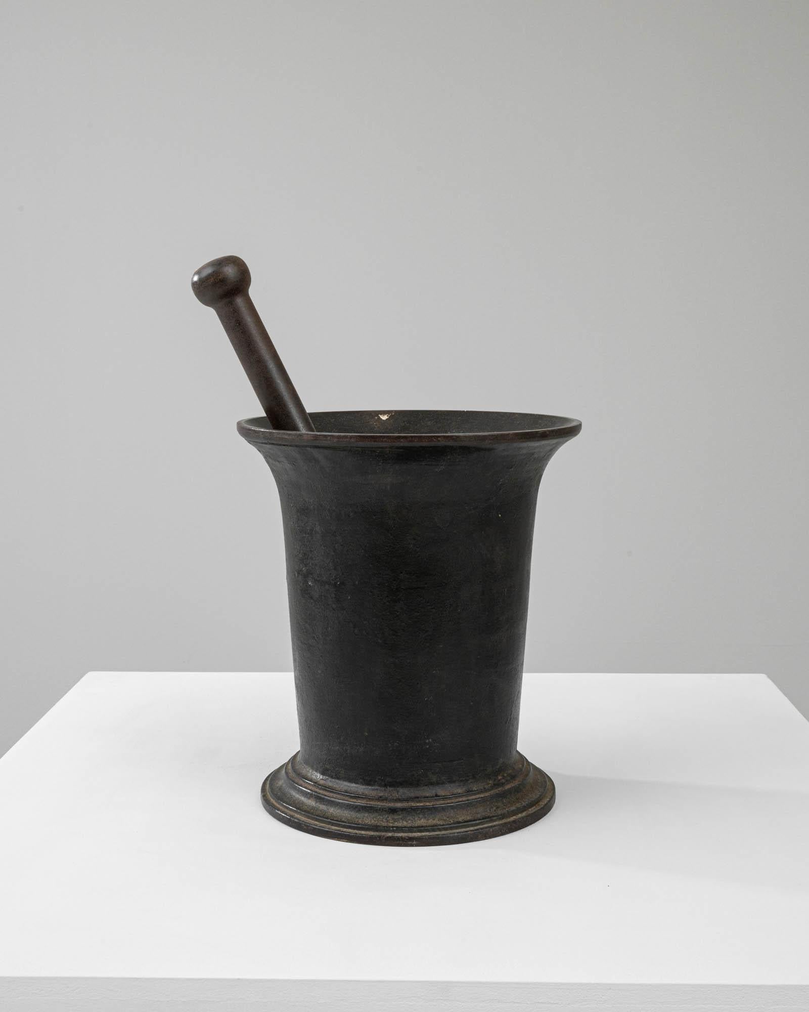 Questo mortaio in ghisa francese del XIX secolo con pestello è un superbo esempio di utilità e fascino d'epoca. Realizzato in ghisa pesante e resistente, questo pezzo è progettato per durare nel tempo, incarnando l'artigianato tipico dell'epoca. La